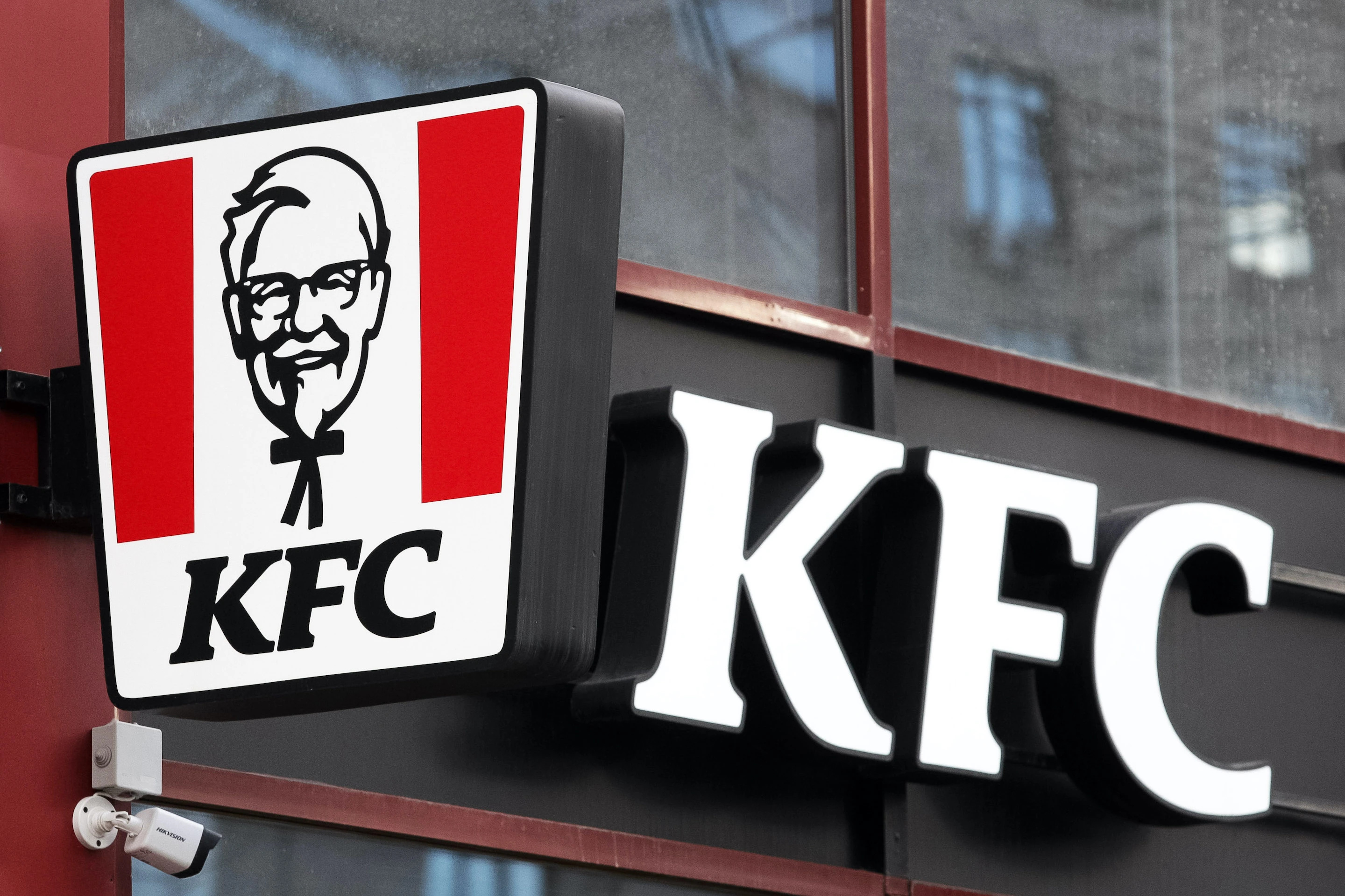 KFC, Fried Chicken Craze, Poultry Popularity, Foodie Frenzy, 2880x1920 HD Desktop