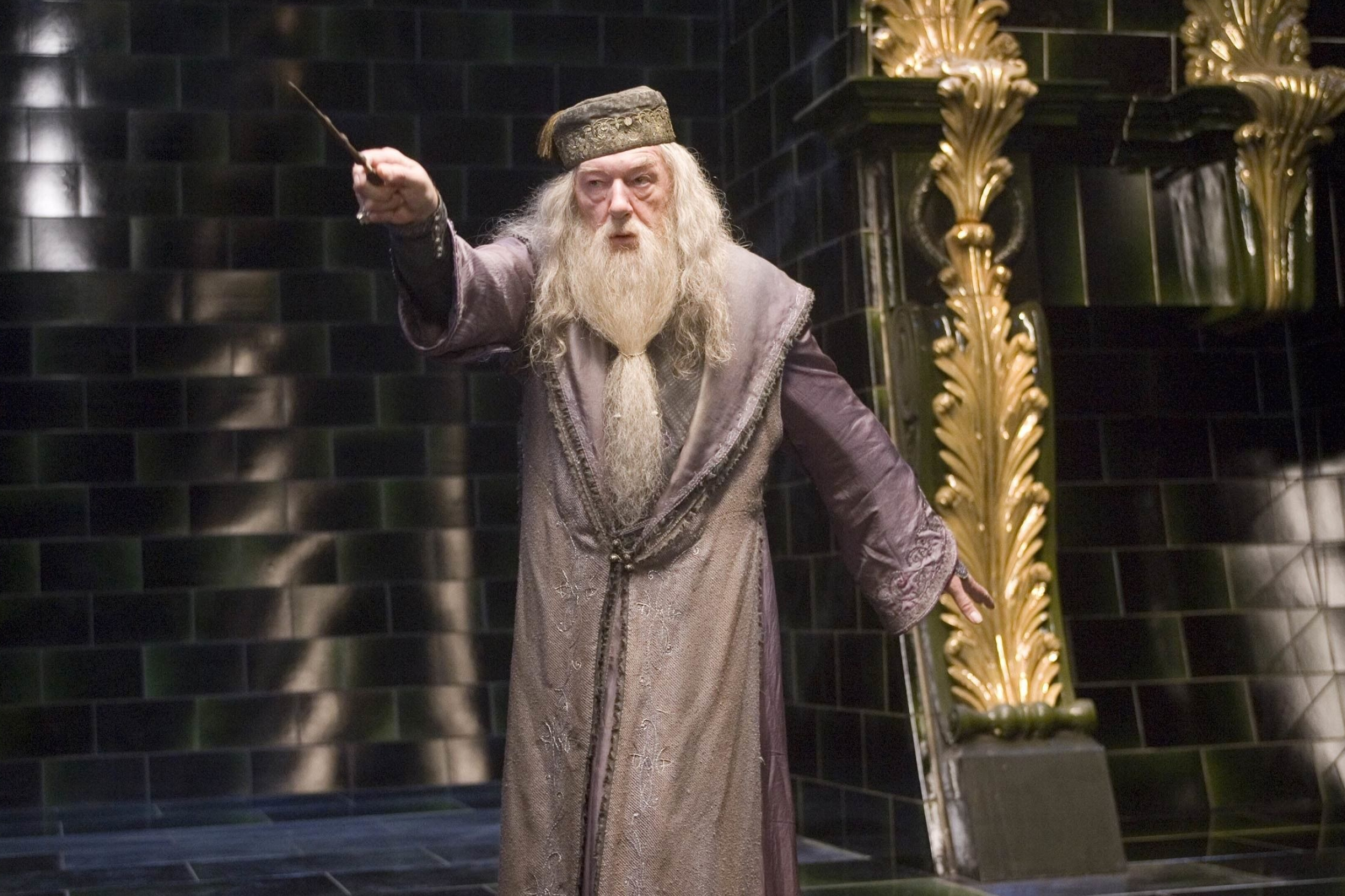 Dumbledore: The renowned Headmaster of Hogwarts School of Witchcraft and Wizardry. 2500x1670 HD Background.