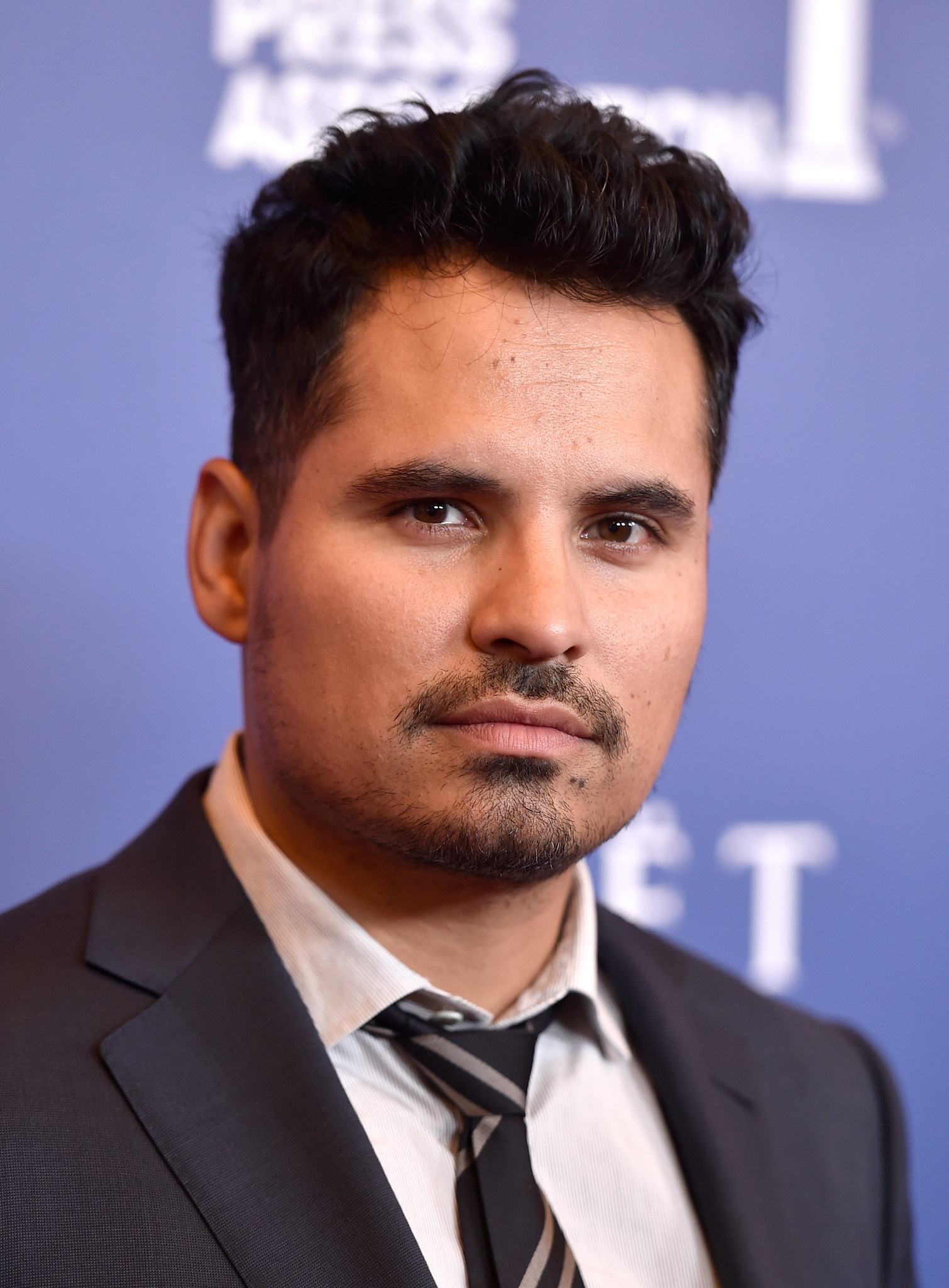 Michael Pena, Chicago native, The Worker film, Chicago Tribune feature, 1510x2050 HD Handy
