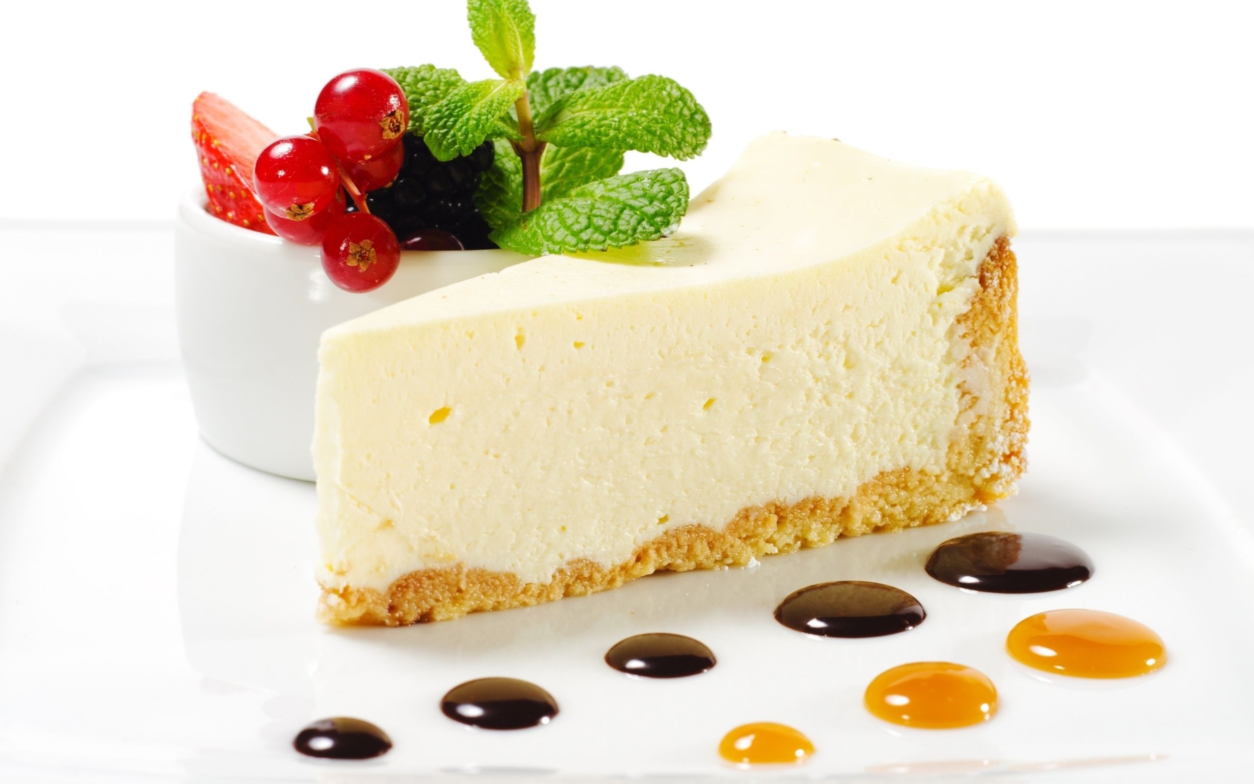 Cheesecake: Made with a crumbly crust that is often created using crushed cookies or graham cracker. 2560x1600 HD Wallpaper.