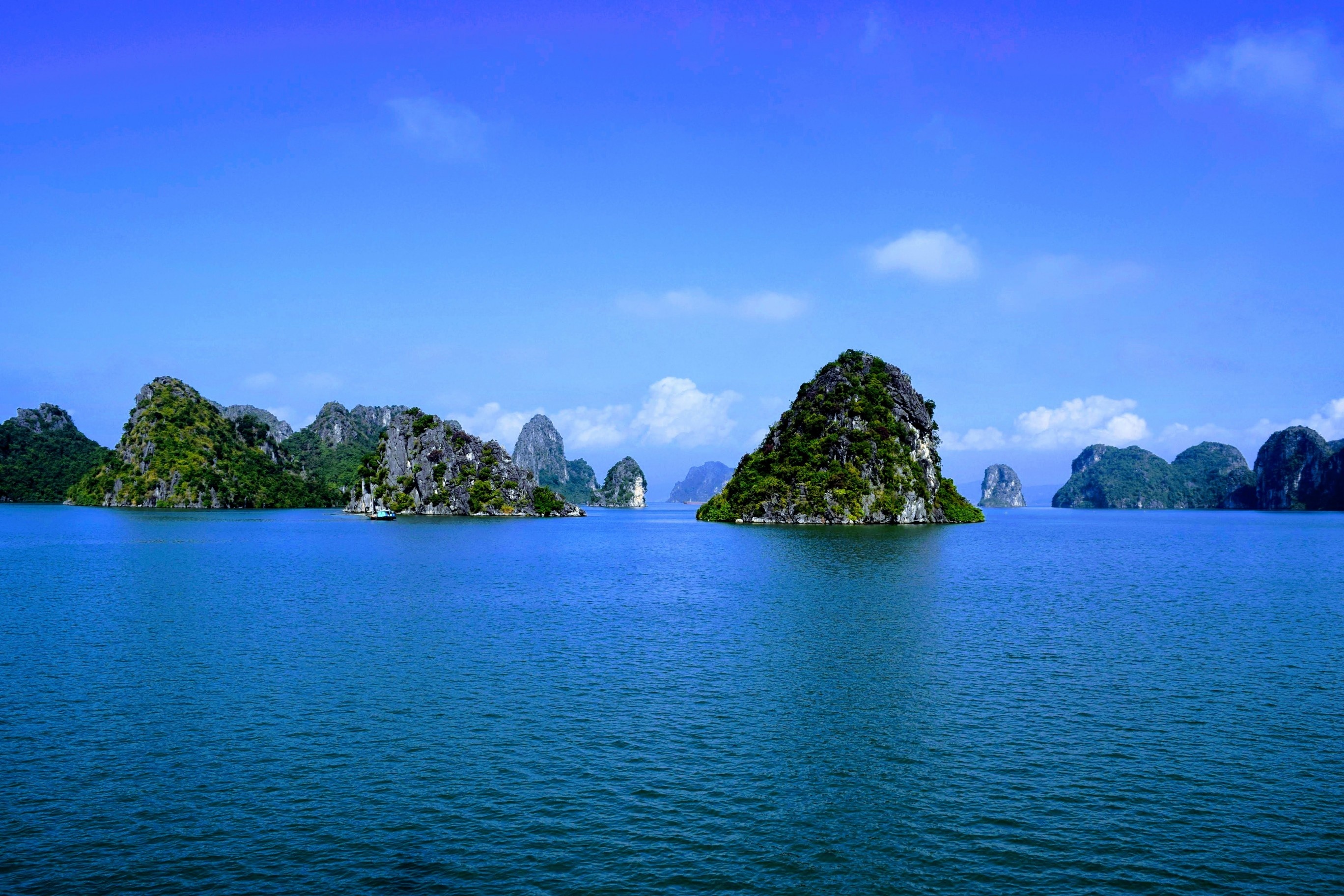 Ha Long Bay, Mesmerizing wallpaper, Tranquil beauty, Perfect vacation, 2740x1830 HD Desktop