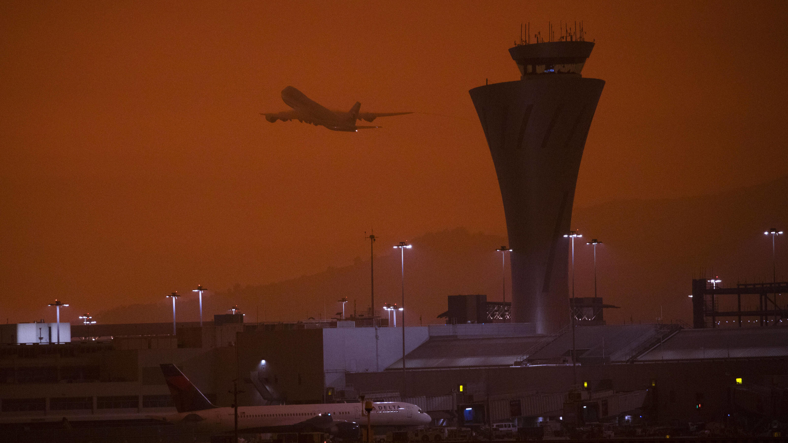 San Francisco Airport, California wildfires, Sunless skies, Nature's wrath, 3200x1800 HD Desktop
