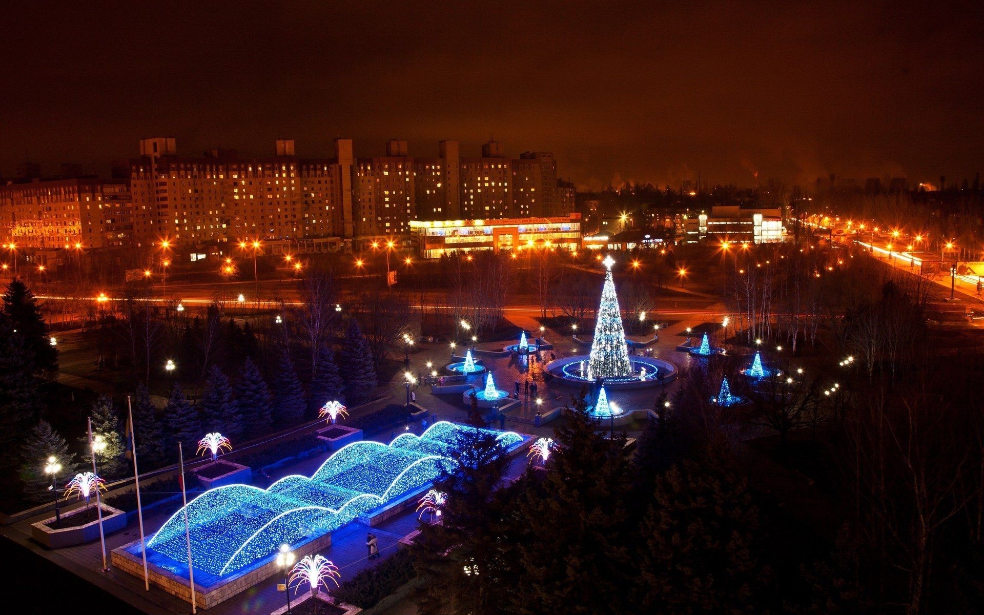 Kryvyi Rih Ukraine, Cityscape beauty, New Year decorations, Festive ambiance, 1920x1200 HD Desktop