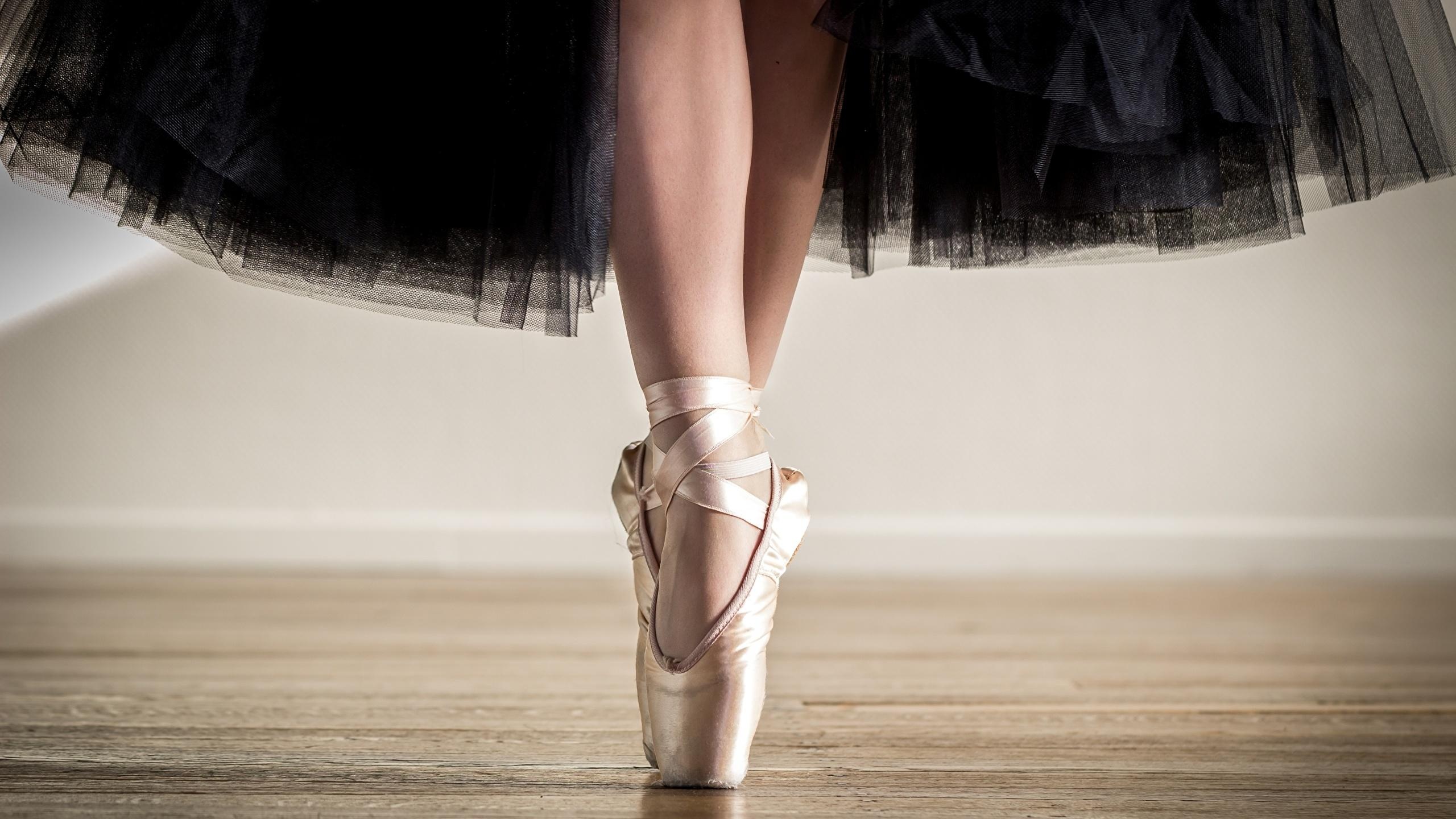 Ballet: Dancers moving gracefully on the tips of their toes, En pointe. 2560x1440 HD Wallpaper.