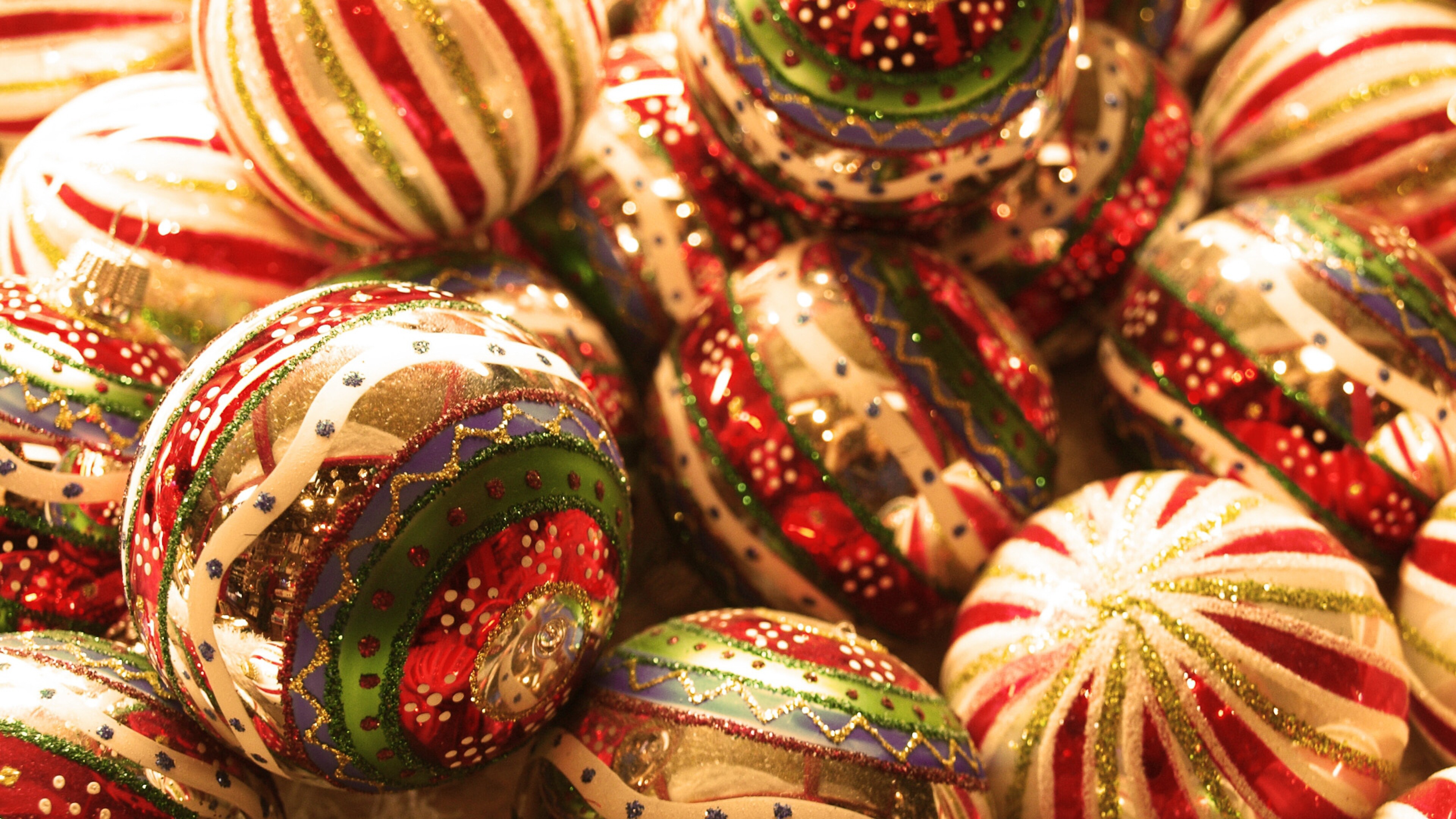 Christmas Ornament: Usually made of blown glass, metal, wood, blown plastics, expanded polystyrene or ceramics. 3840x2160 4K Wallpaper.