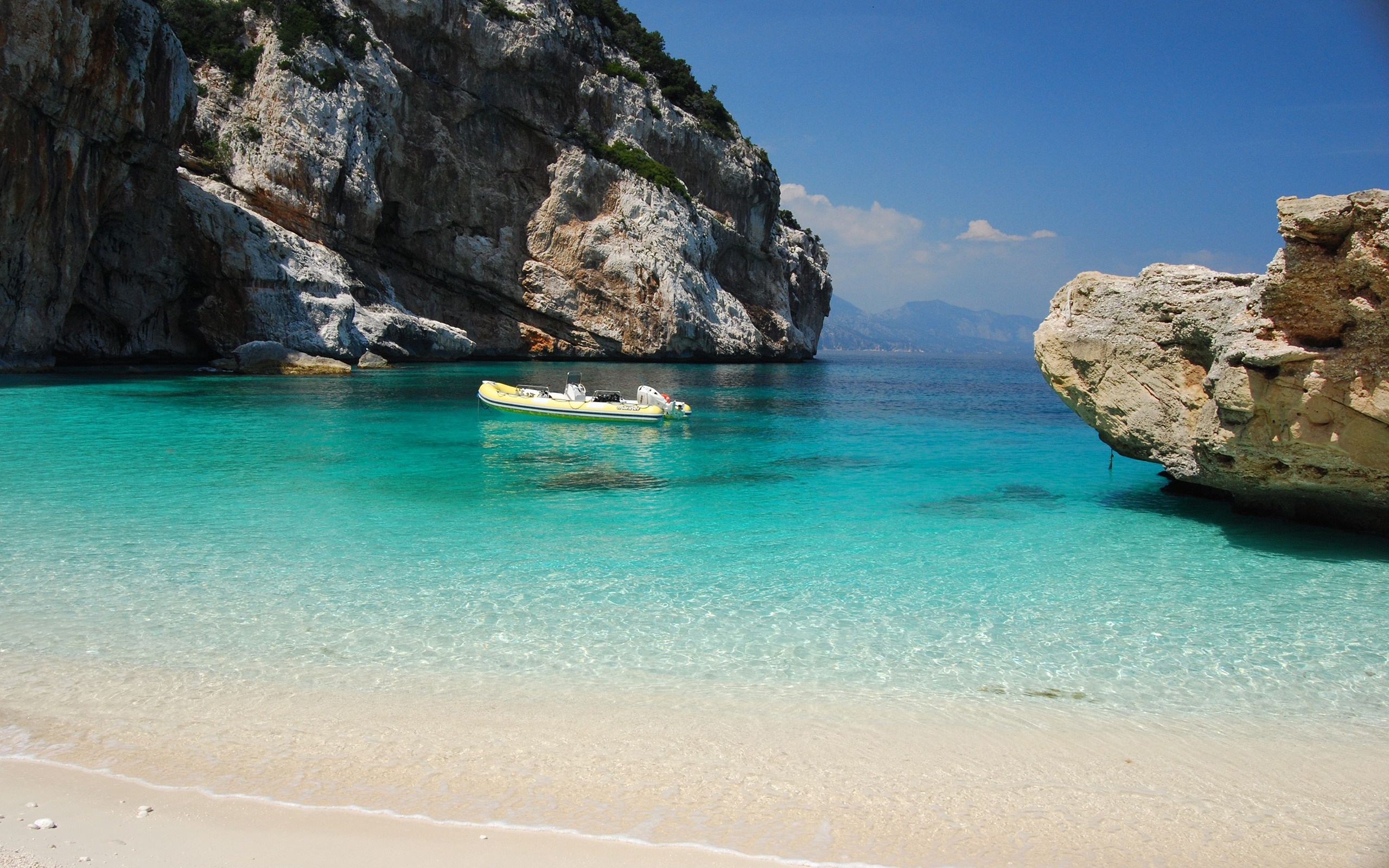 Bay parking for yachts, White yacht in Sardinia, Porto Cervo, Sardinian luxury, 2560x1600 HD Desktop
