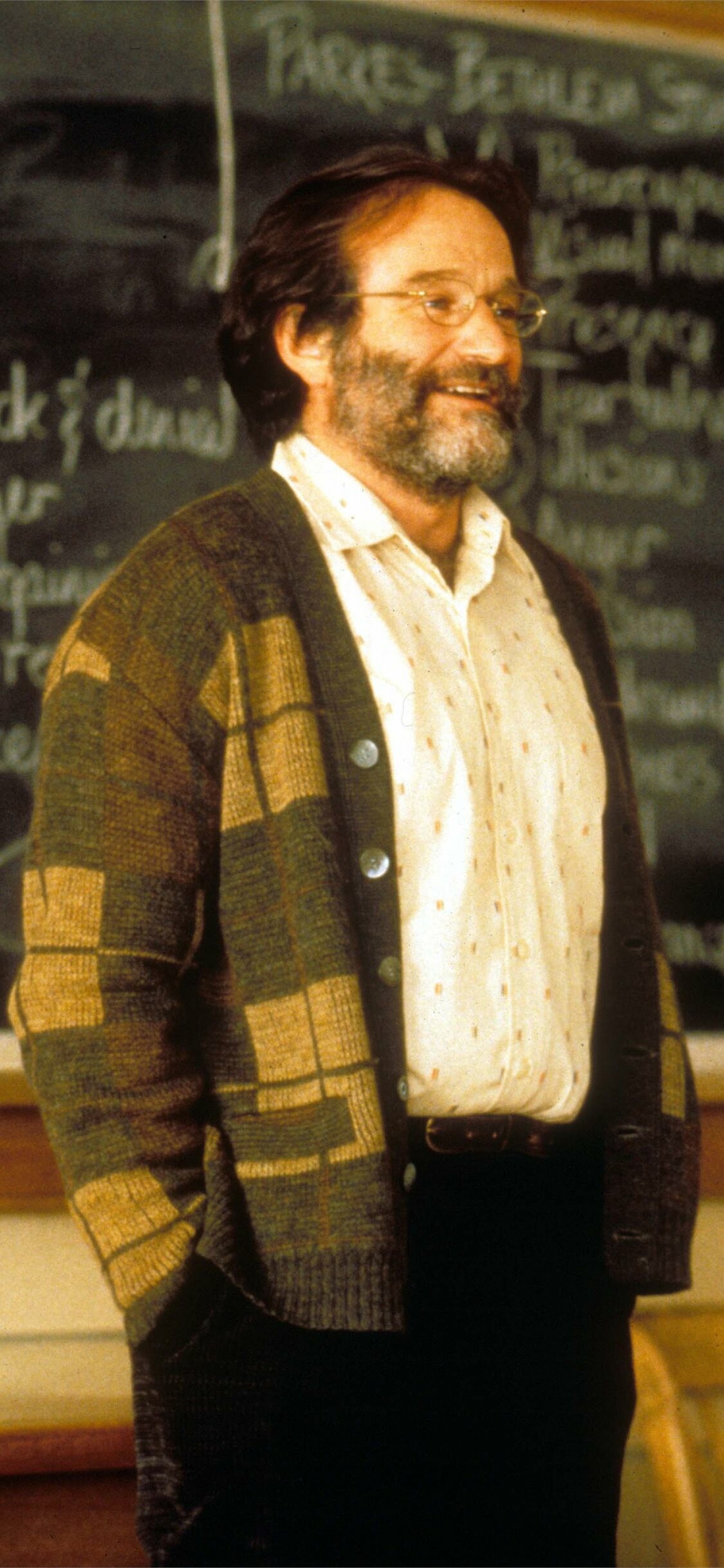 Good Will Hunting: Robin Williams as Dr. Sean Maguire, A 1997 psychological drama. 1130x2440 HD Wallpaper.