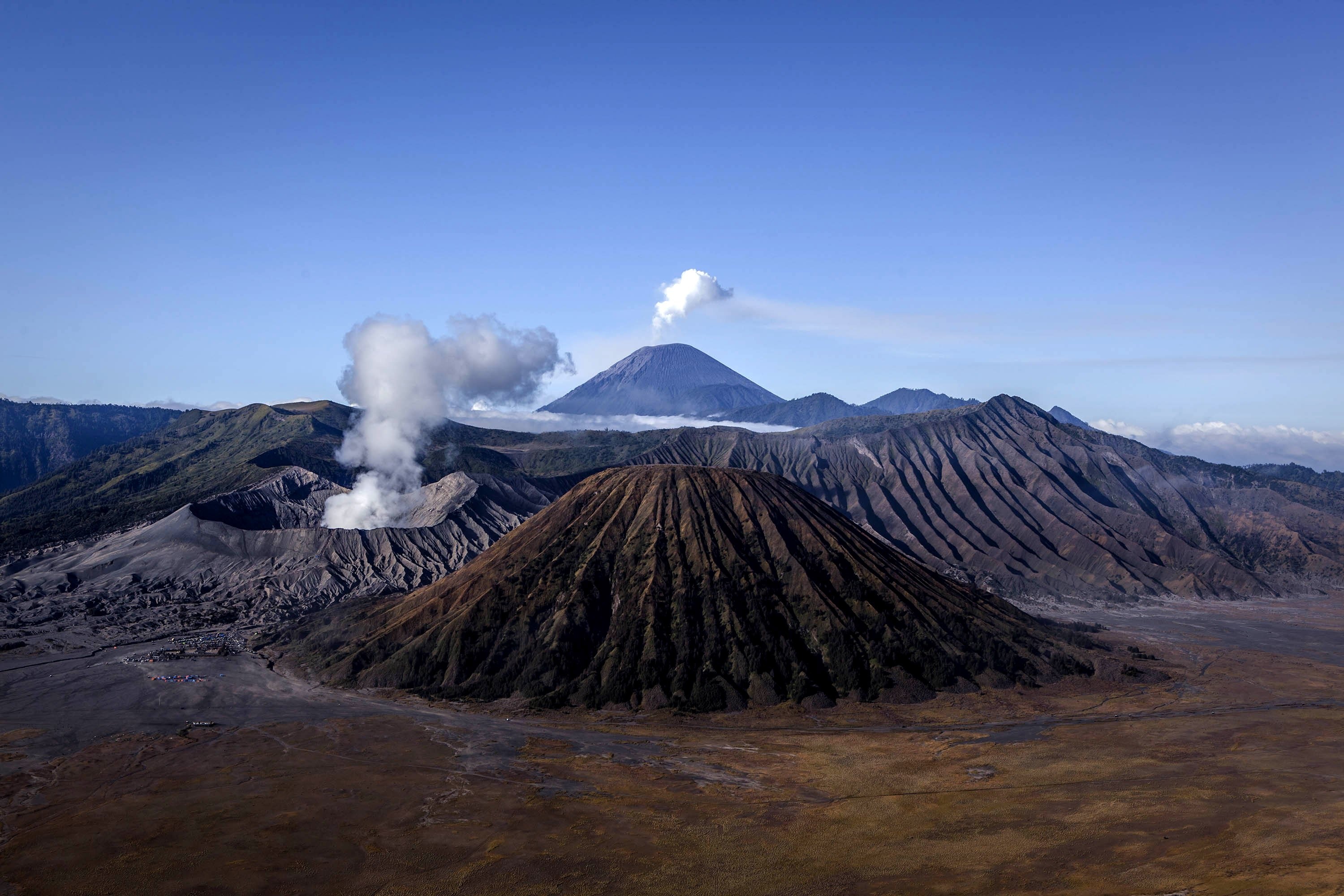 Почему в исландии большое количество вулканов. Исландия вулкан Гекла. Вулкан в Исландии Эйяфьятлайокудль. Исландия вулканическое плоскогорье. Вулкан Гекла извержение.