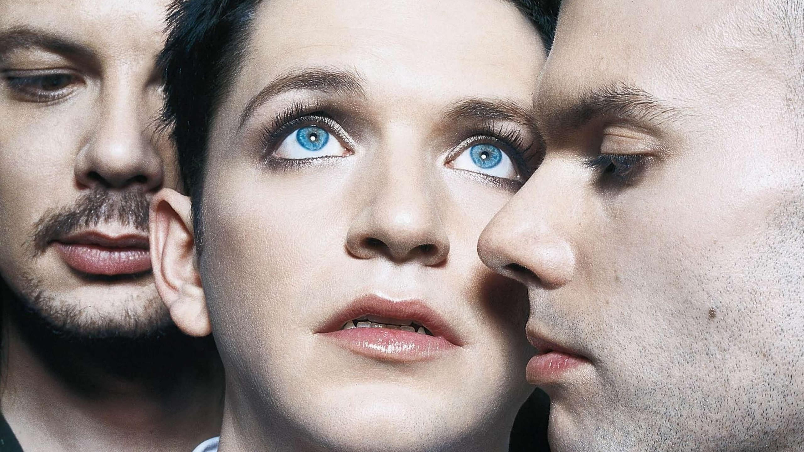Placebo: An alternative rock band, Renowned for their androgynous appearance. 2560x1440 HD Background.