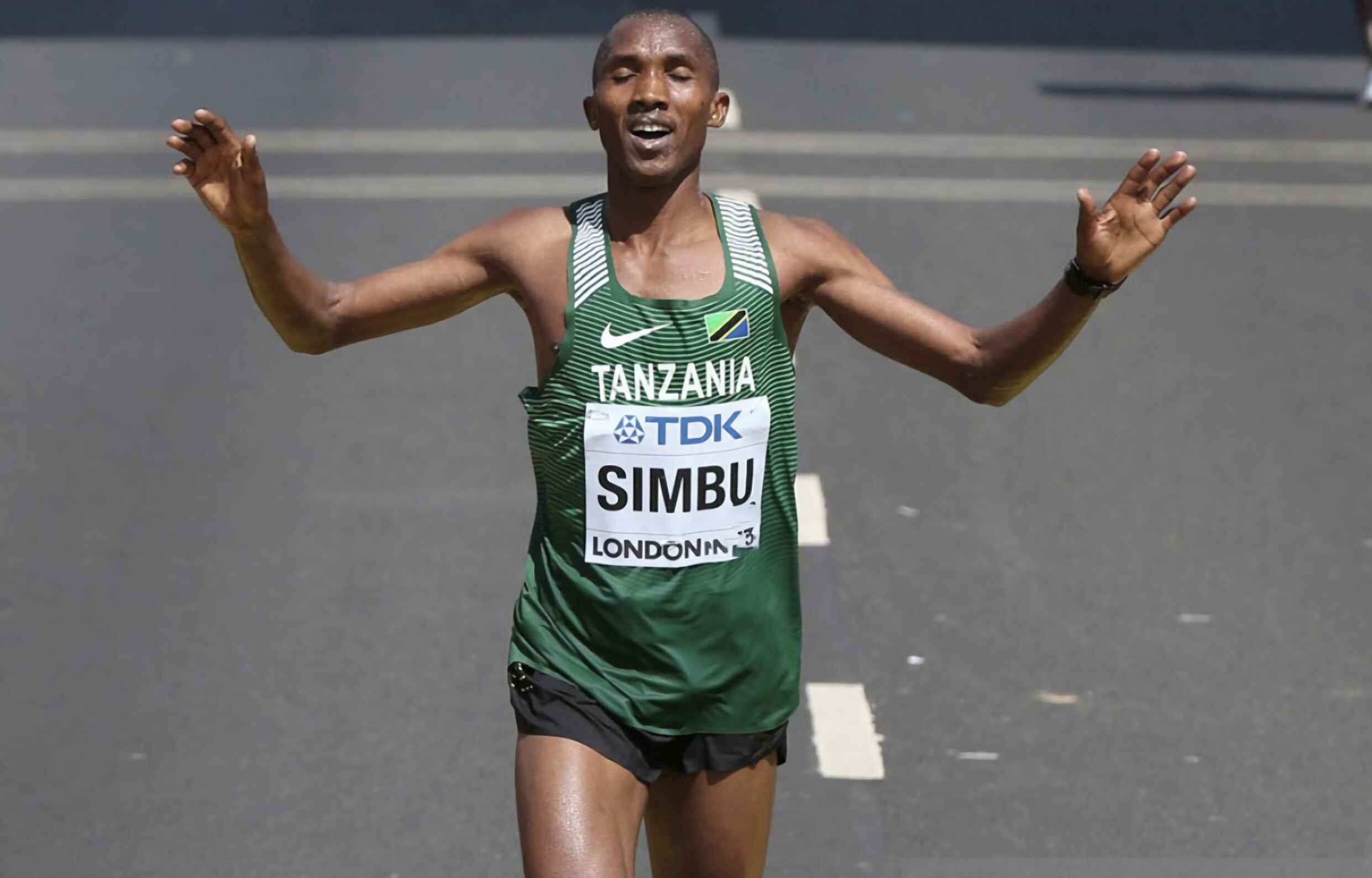 Alphonce Simbu, Long-distance specialist, Marathon star, Record-breaking speed, 2490x1590 HD Desktop
