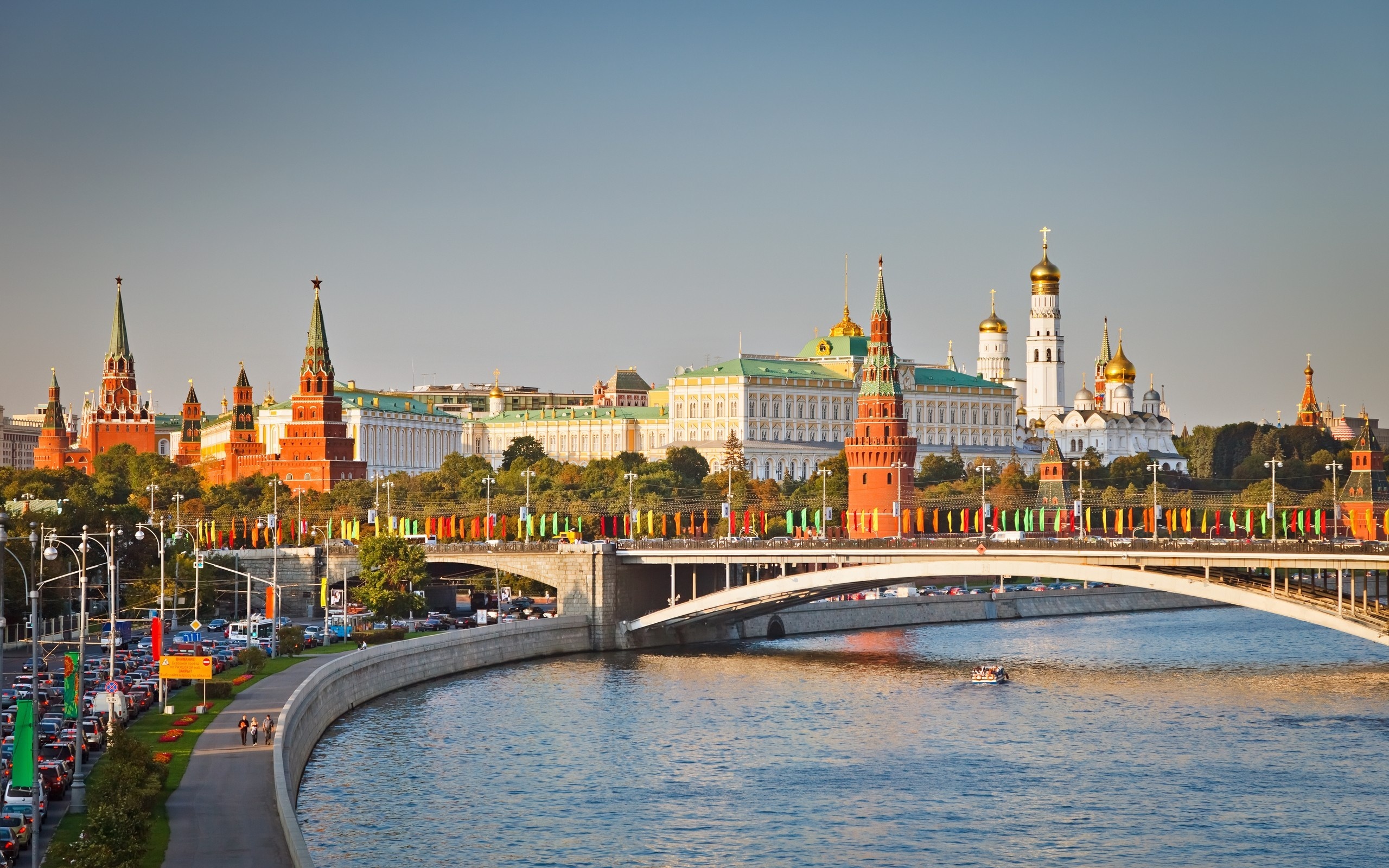 Moscow: Russia, Europe, The city was founded in 1147, Megapolis. 2560x1600 HD Background.