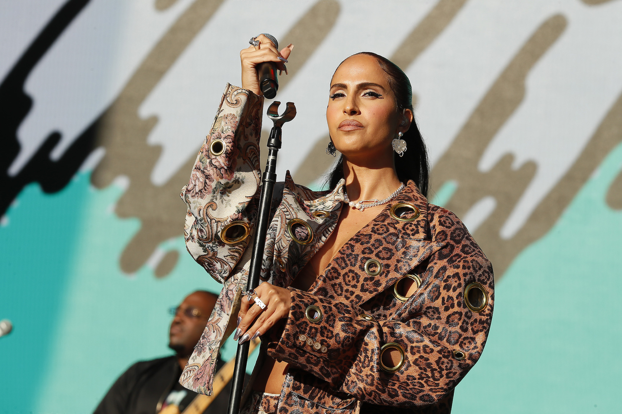 Snoh Aalegra, Made in America, Electrifying performance, Review, 2100x1400 HD Desktop