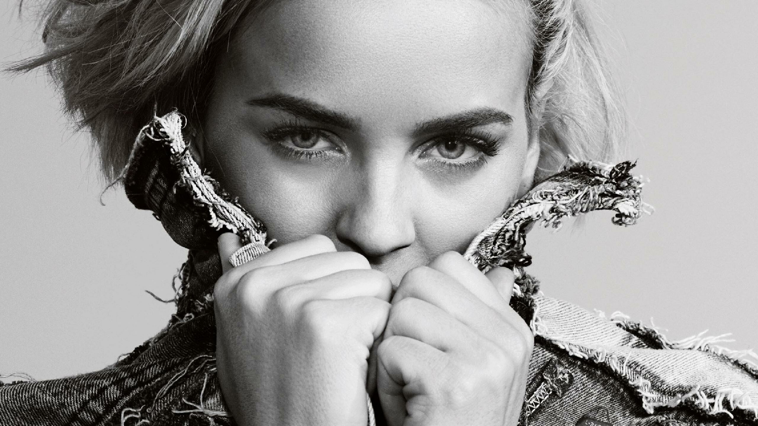 Anne-Marie: Signed a record deal with Asylum in 2015, Monochrome. 2560x1440 HD Background.