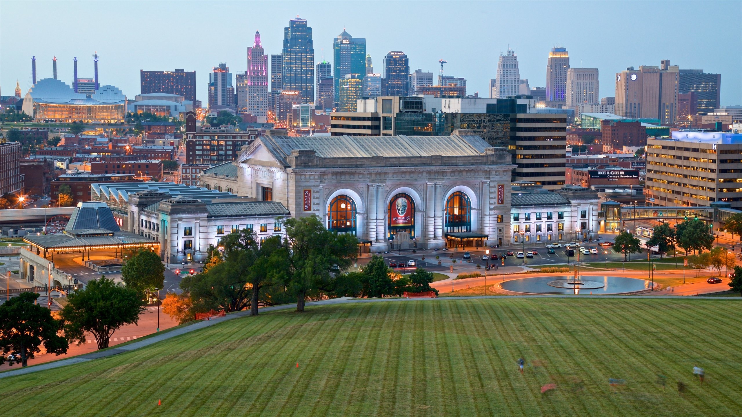 Kansas City: Home to the National World War I Museum and Memorial of the United States. 2560x1440 HD Background.