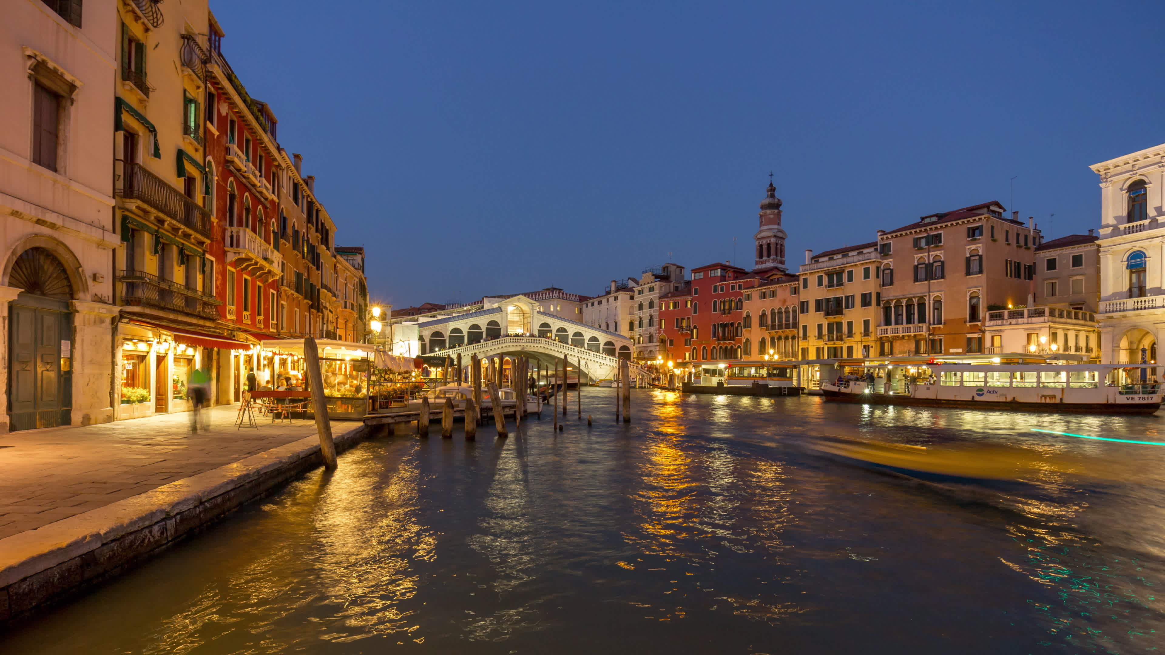 Italy sunset illumination, Famous Rialto Bridge, Grand Canal, Restaurant panorama, 3840x2160 4K Desktop
