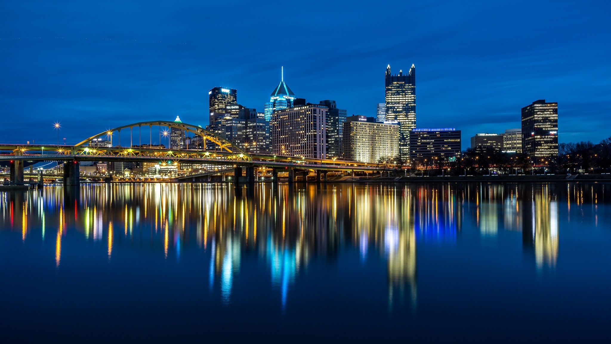 Pittsburgh Skyline, Breathtaking backdrop, Striking wallpaper, Urban beauty, 2050x1160 HD Desktop