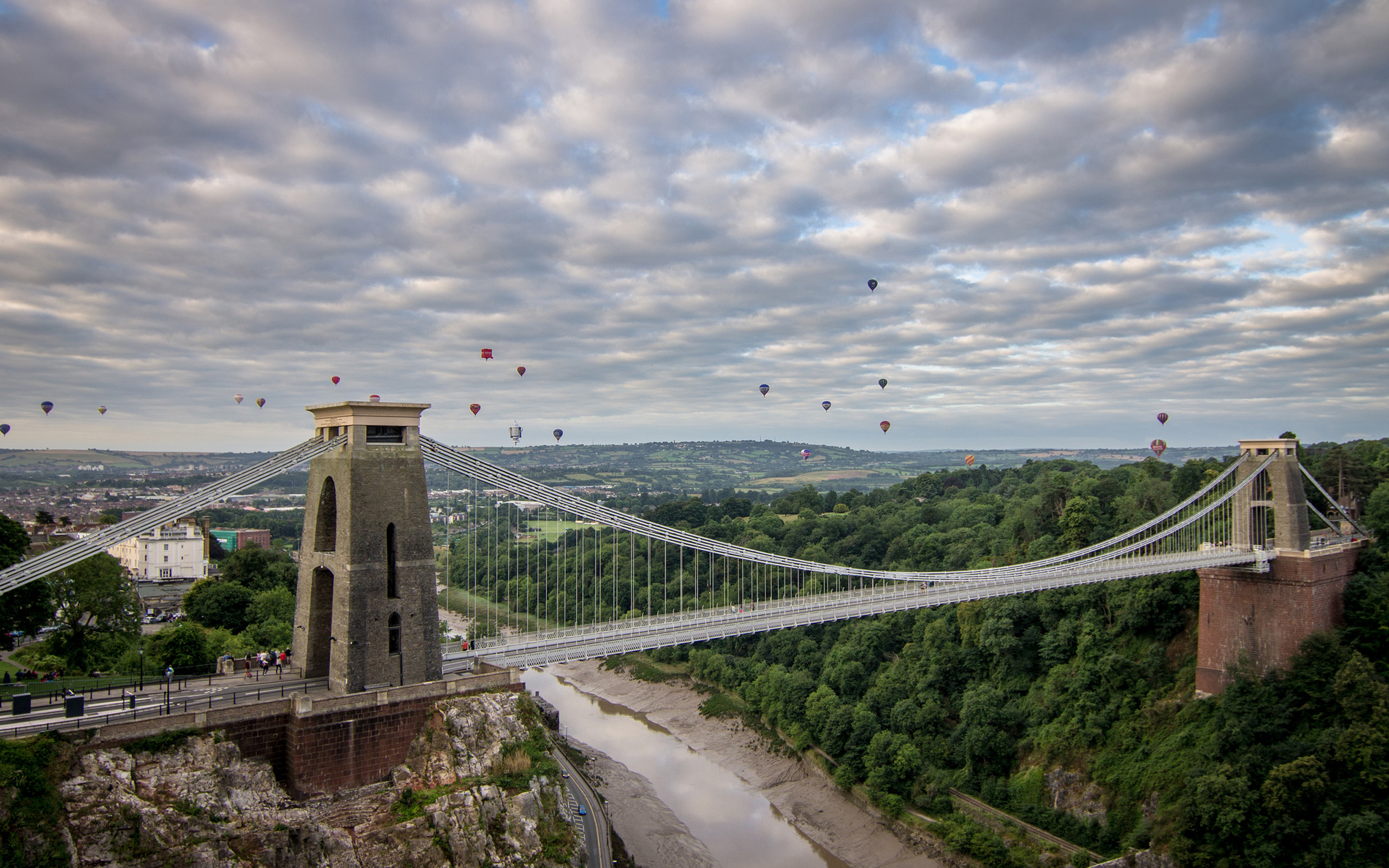 Bridge: The Clifton Suspension Span, Clifton in Bristol to Leigh Woods in North Somerset, River Avon, UK. 2560x1600 HD Background.
