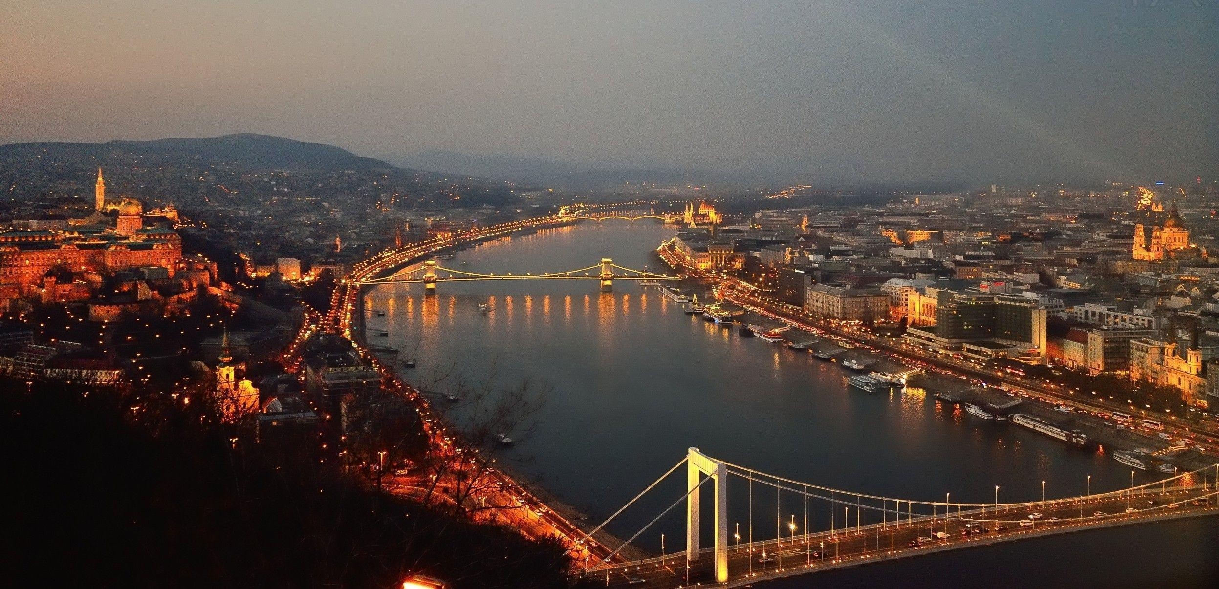 Budapest: Szechenyi Chain Bridge, Designed by English engineer William Tierney Clark. 2500x1210 Dual Screen Wallpaper.