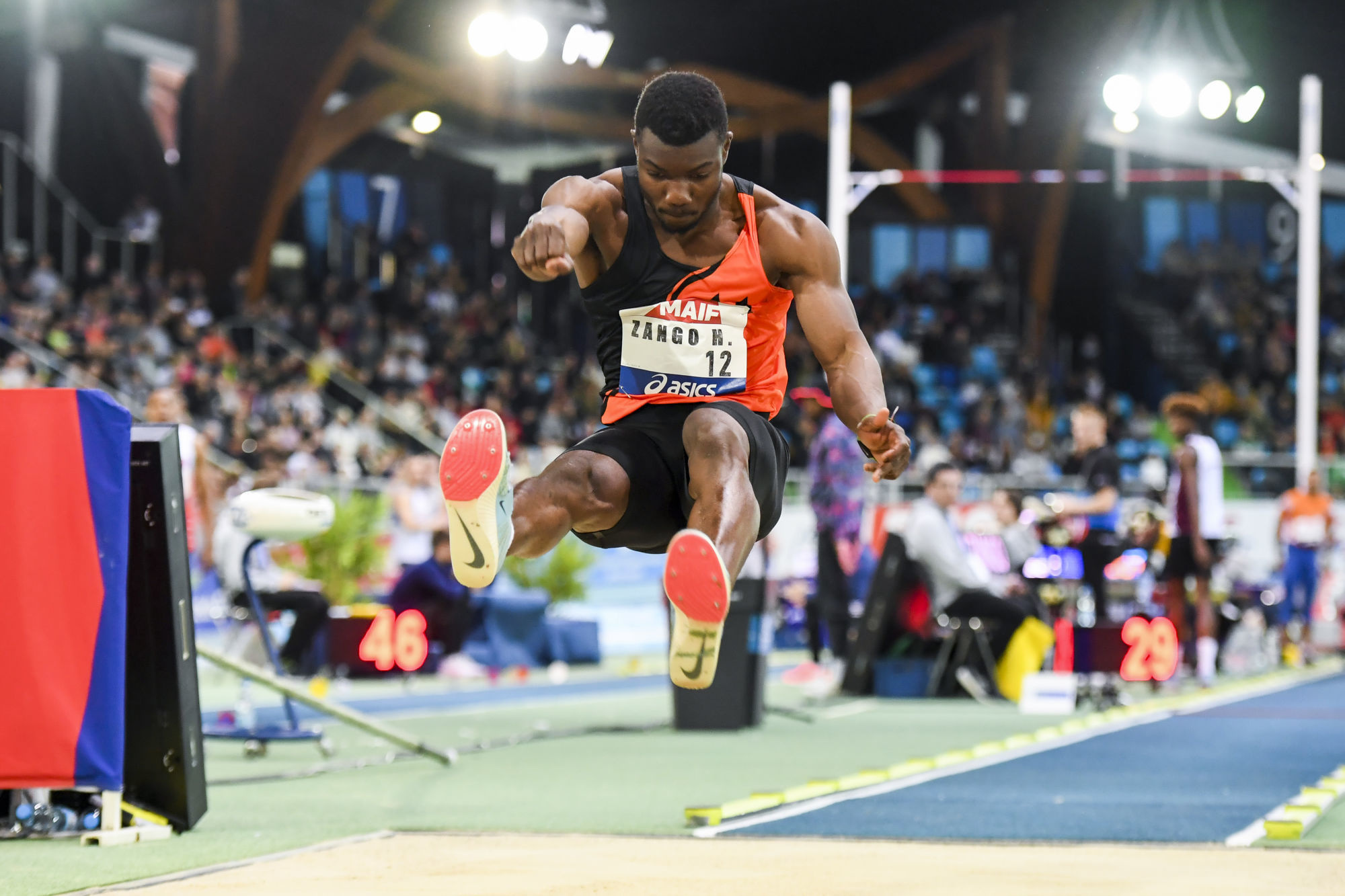 Hugues Fabrice Zango, Triple jump record, African athlete, Indoor feat, 2000x1340 HD Desktop