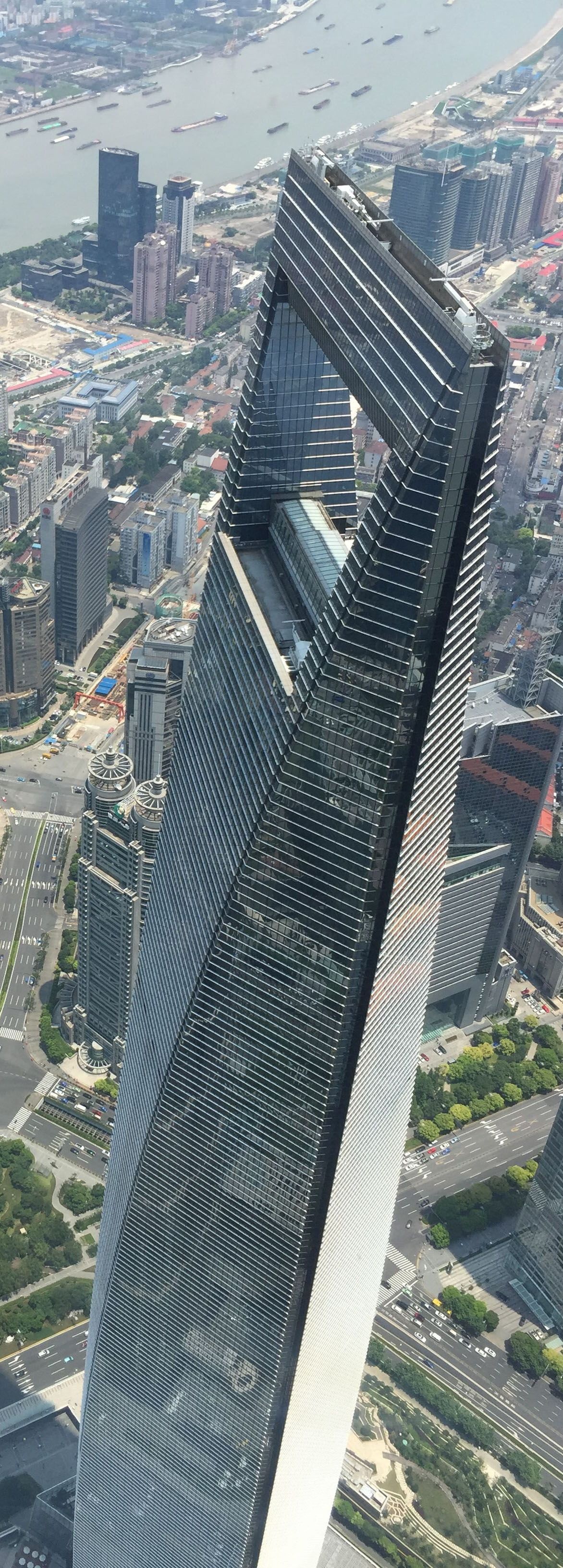 Beeindruckender Wolkenkratzer in Shanghai, China, 1180x3270 HD Handy