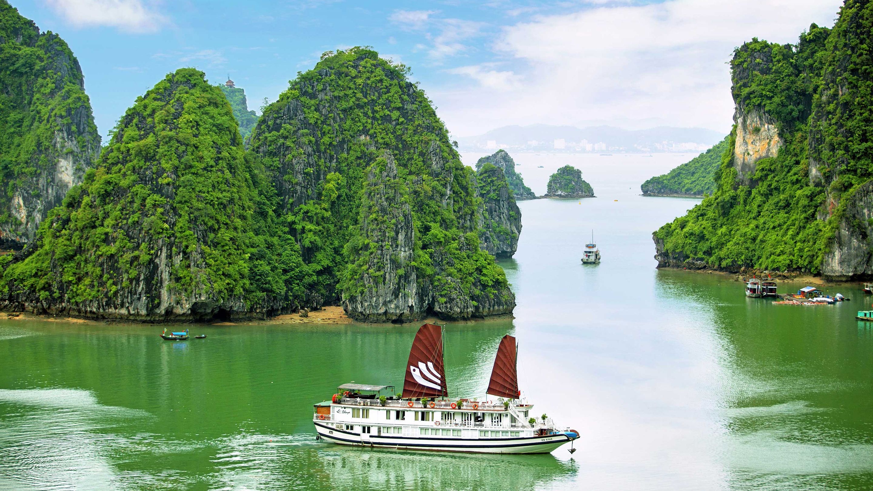 Ha Long Bay, Vietnamese gem, UNESCO World Heritage, Limestone karsts, 2880x1620 HD Desktop