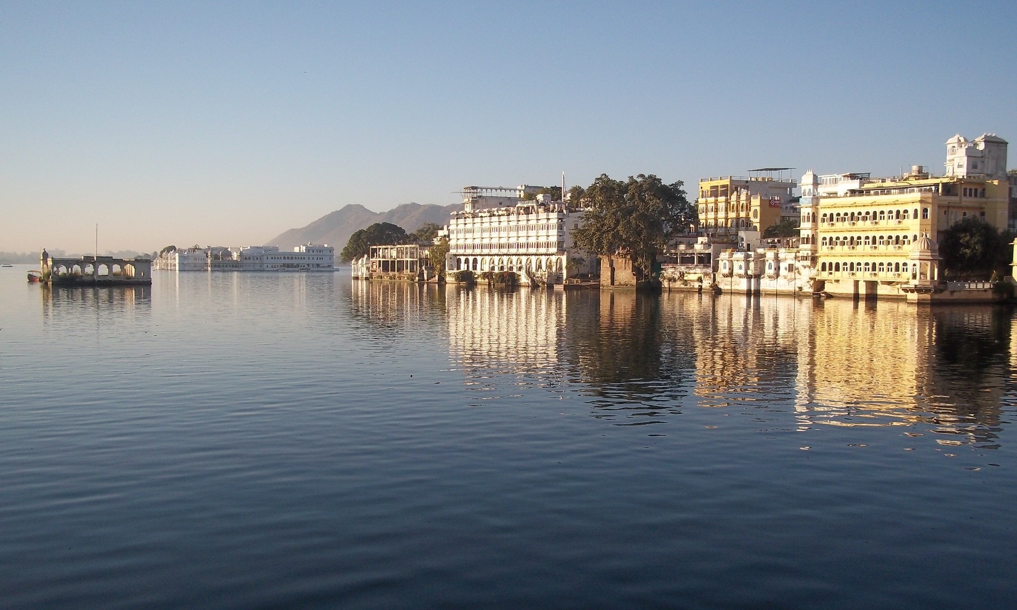 Lake Pichola, Udaipur luxury tours, Exquisite vacations, Memorable experiences, 2000x1200 HD Desktop