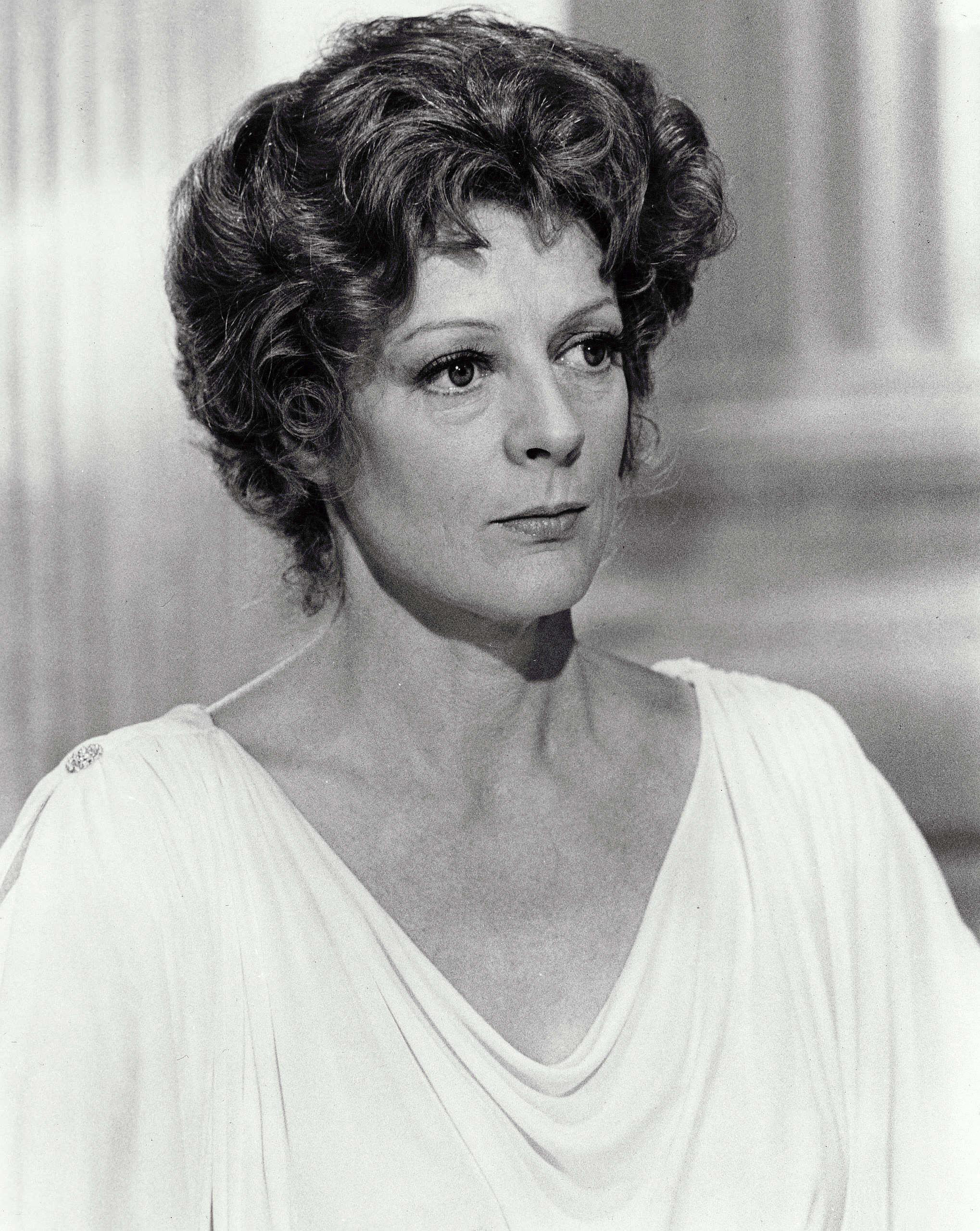 Maggie Smith, Star in the 80's, Captivating image, Timeless beauty, 2040x2560 HD Handy