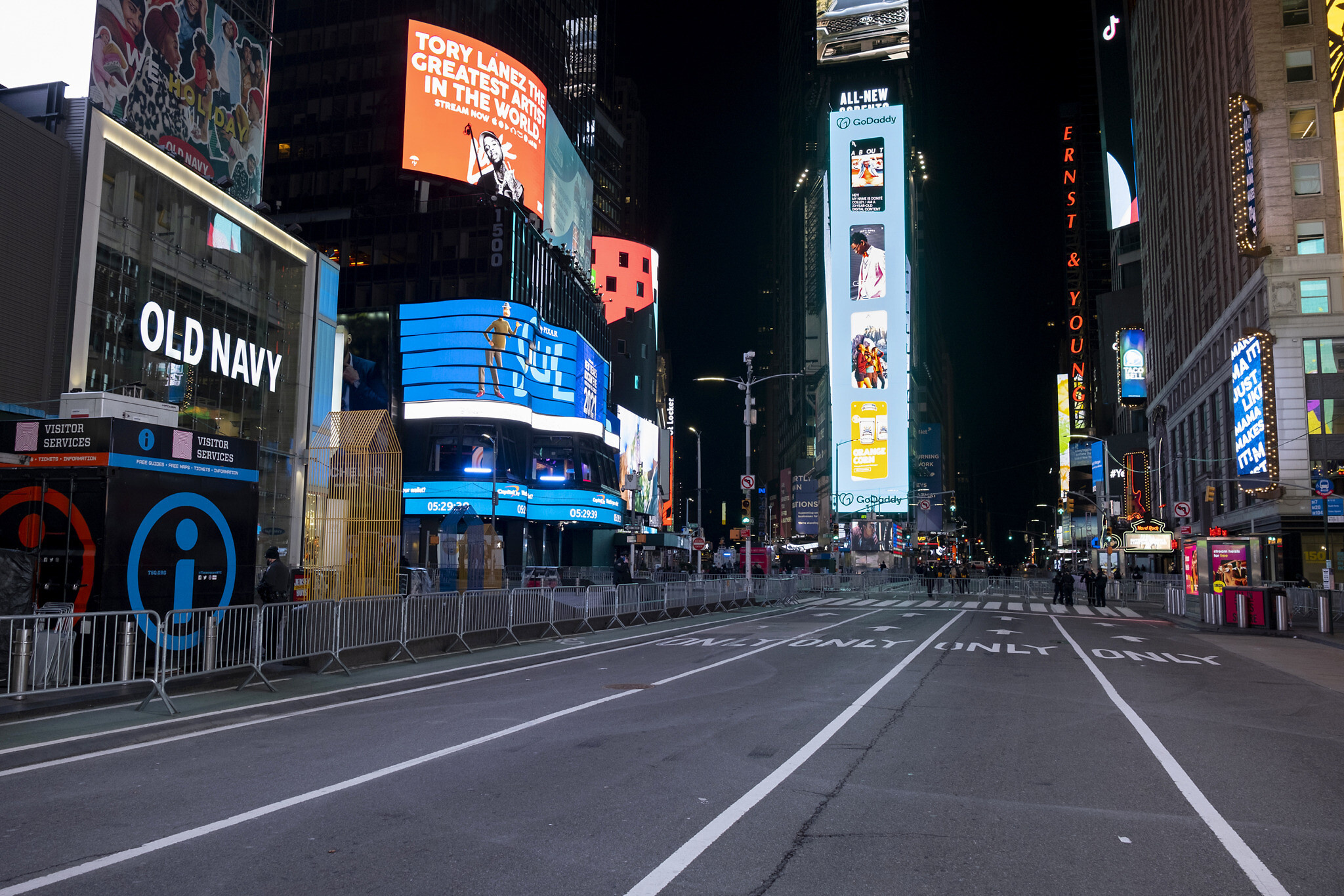 Times Square, Travels, Near deserted, US police, 2050x1370 HD Desktop
