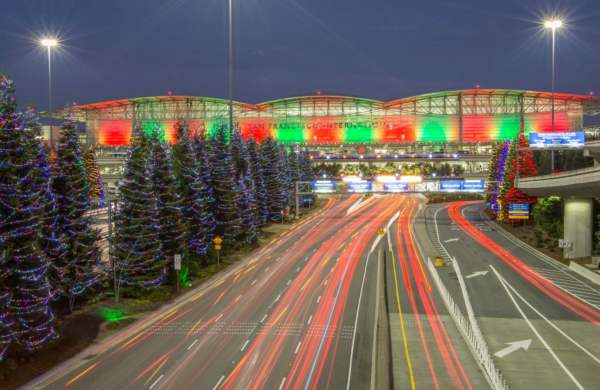 San Francisco International Airport (Travels), Holiday decorations, Festive atmosphere, Travelers' delight, 2000x1300 HD Desktop