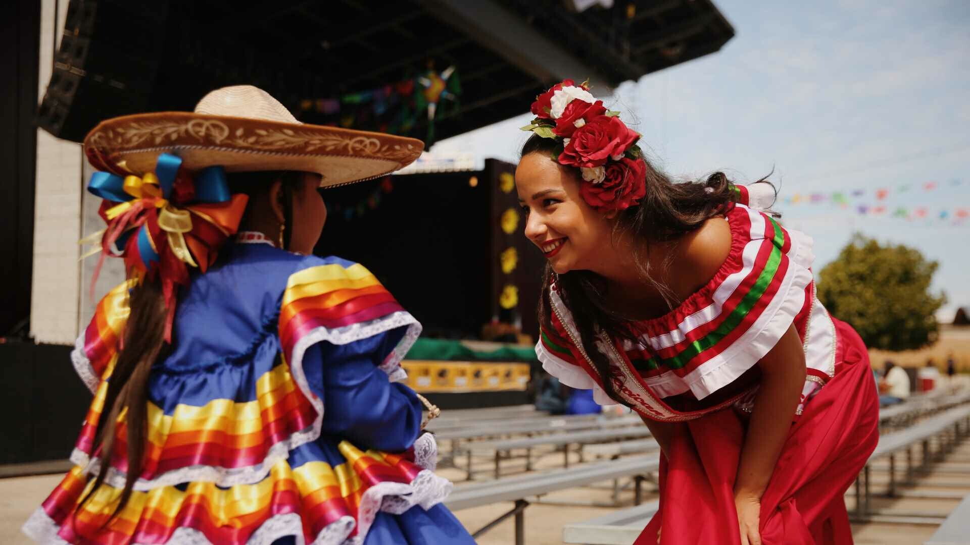 Mexican Fiesta: Cinco de Mayo performers, Culture, Traditions, Mexica. 1920x1080 Full HD Background.