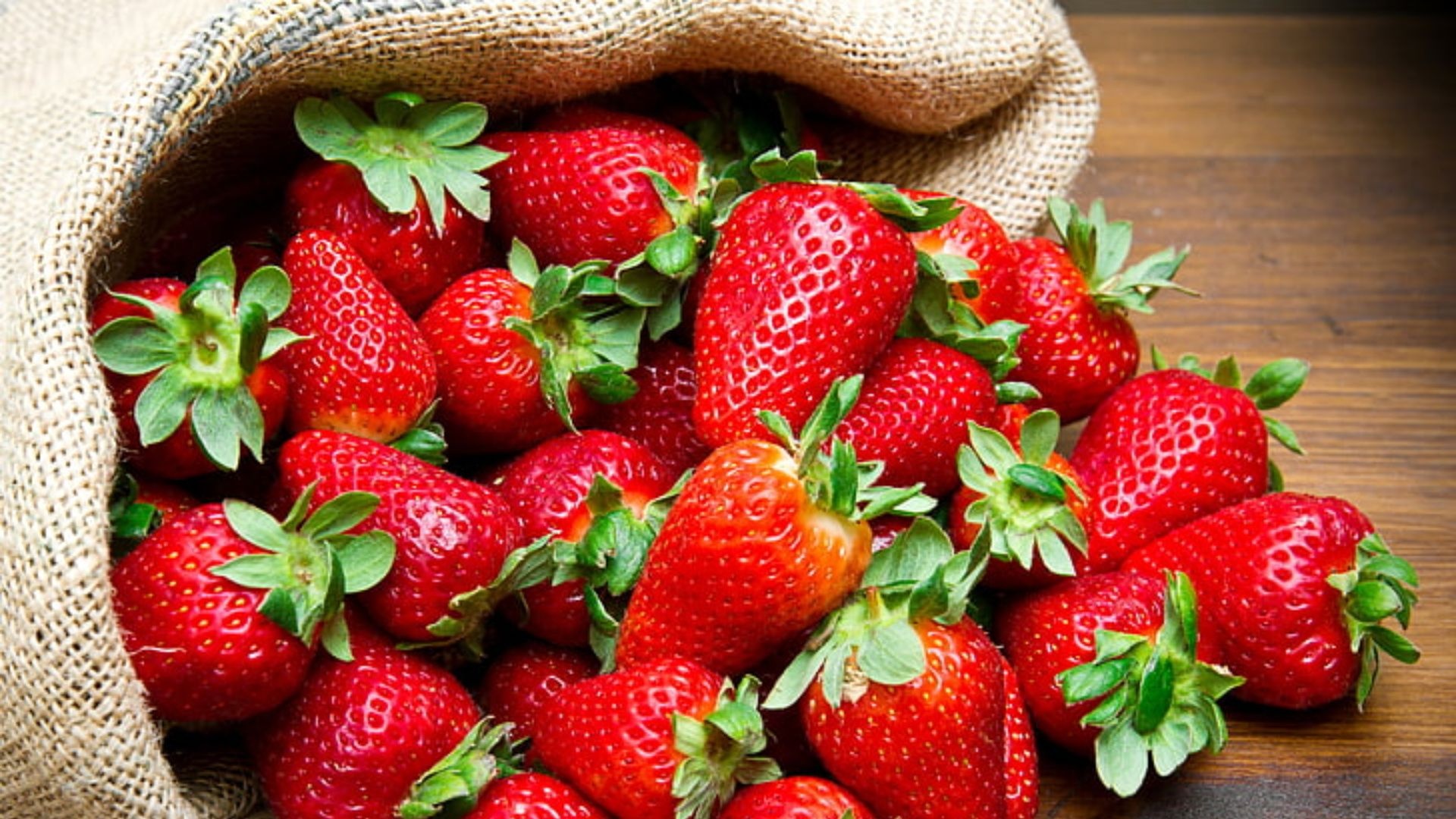 Strawberry: Red color of the fruits comes from natural pigments called anthocyanins. 1920x1080 Full HD Wallpaper.