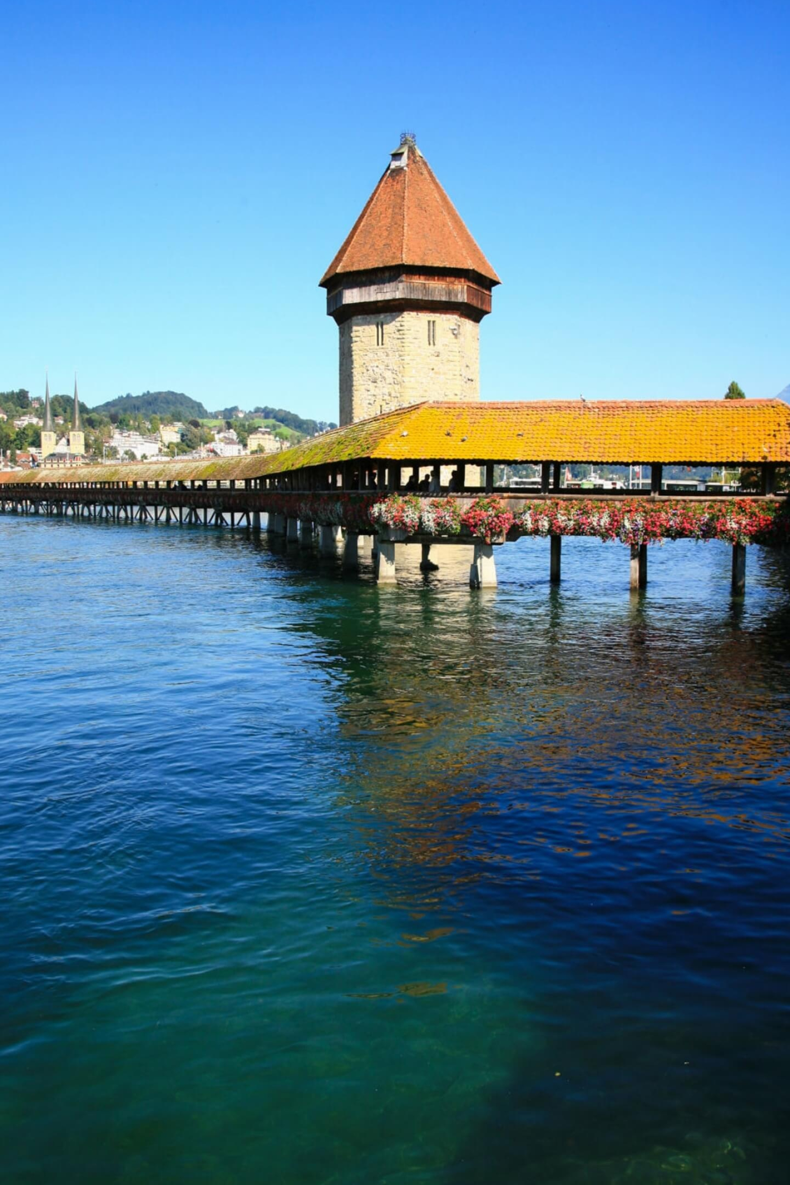 Ikonische Kapellbrücke in Luzern, 1600x2400 HD Handy