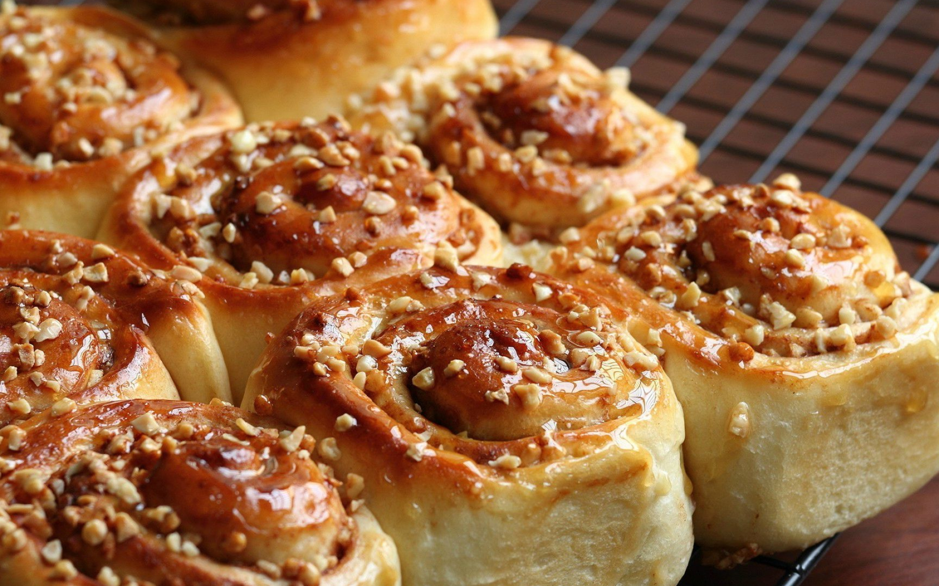 Cinnamon roll: The baking causes the dough to rise and the filling to melt and become gooey. 1920x1200 HD Background.