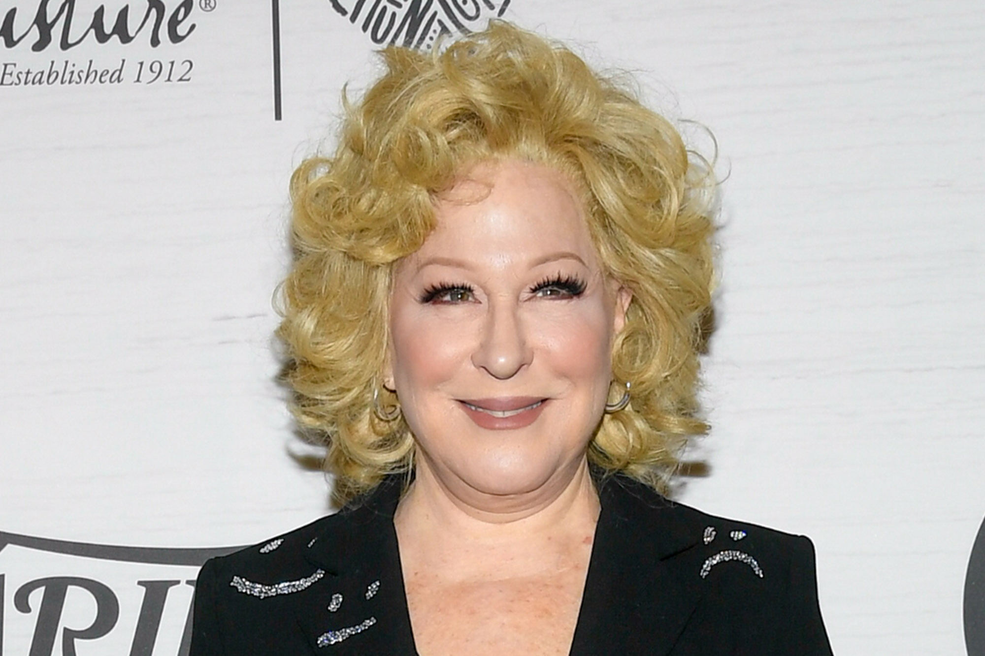 Bette Midler, Offensive remark, West Virginia comment, Social media controversy, 2000x1340 HD Desktop