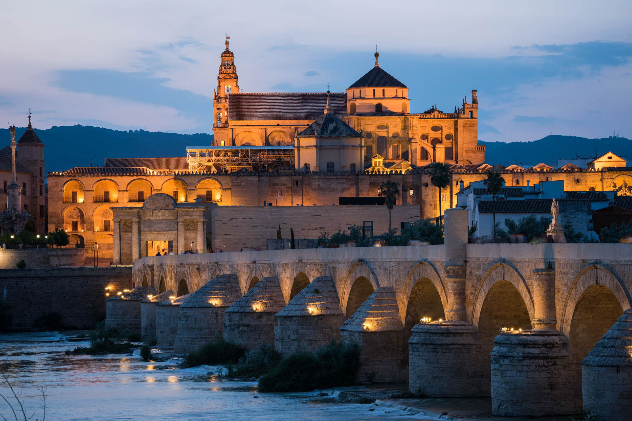 Blick auf die Kathedrale und Moschee von Córdoba in der Dämmerung, 2500x1670 HD Desktop