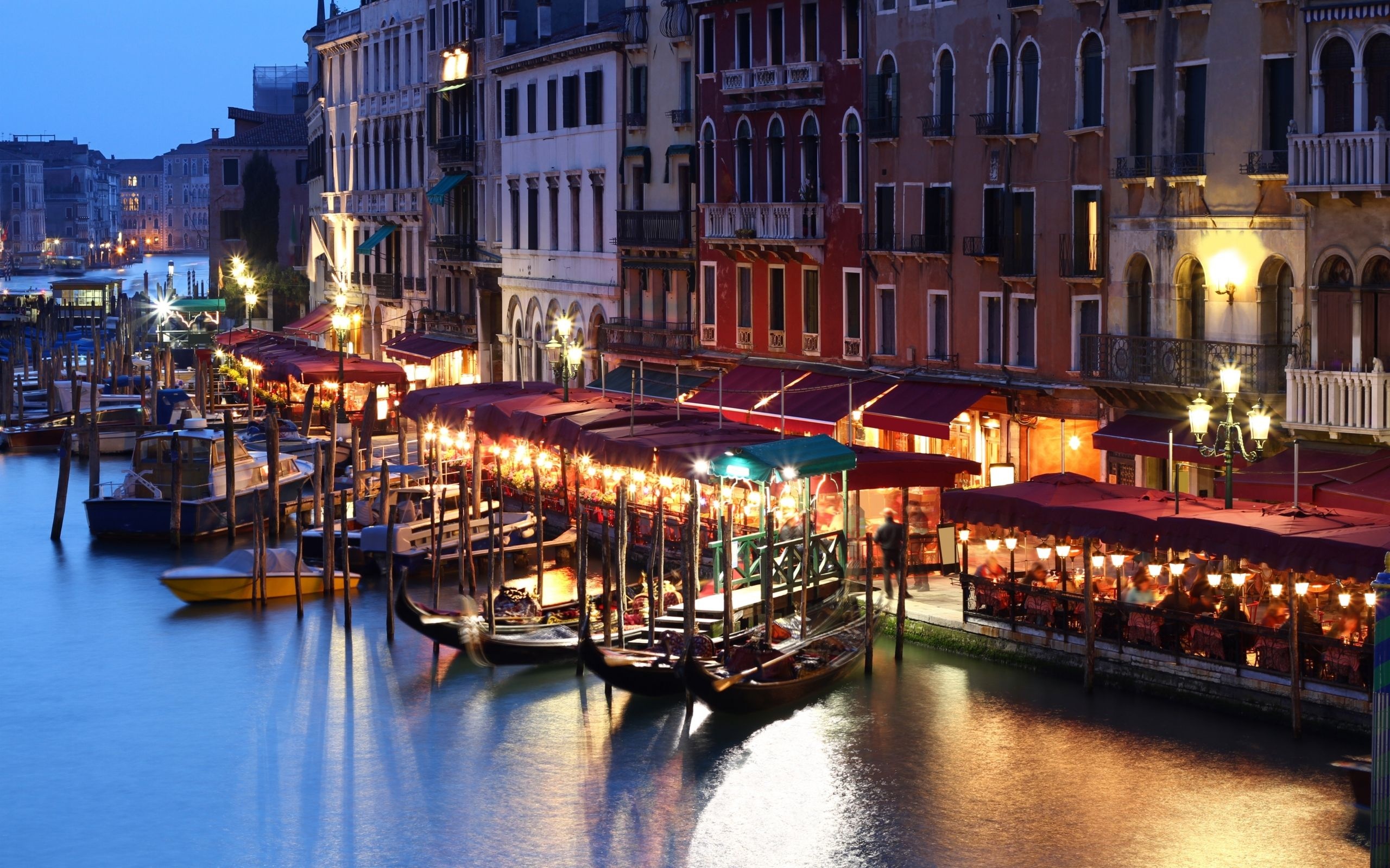 Venice: The city encompasses the 90-miles perimeter of the lagoon. 2560x1600 HD Wallpaper.