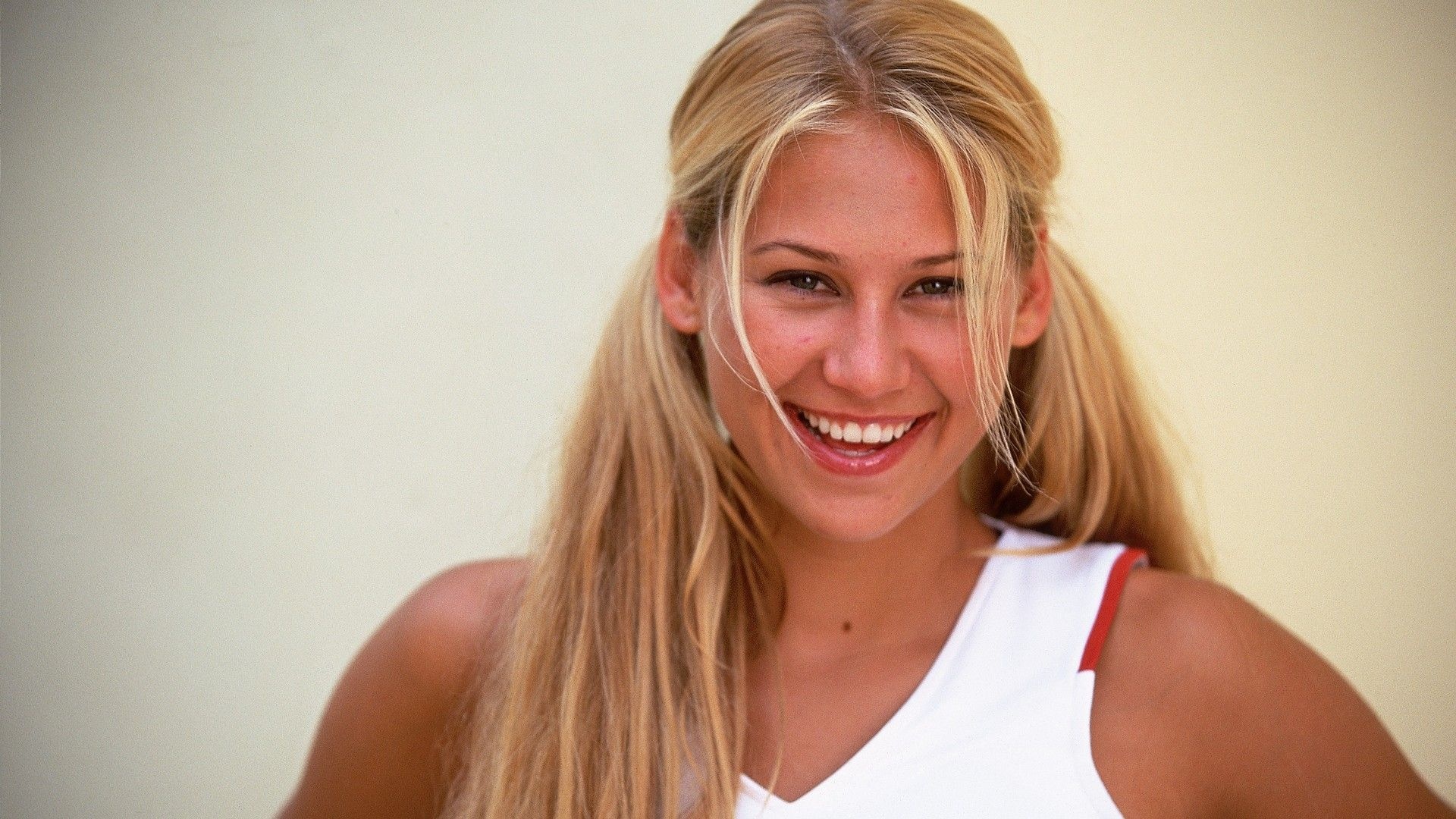 Anna Kournikova: Achieved her first Grand Slam match victory in two years at the Australian Open, 2003. 1920x1080 Full HD Wallpaper.
