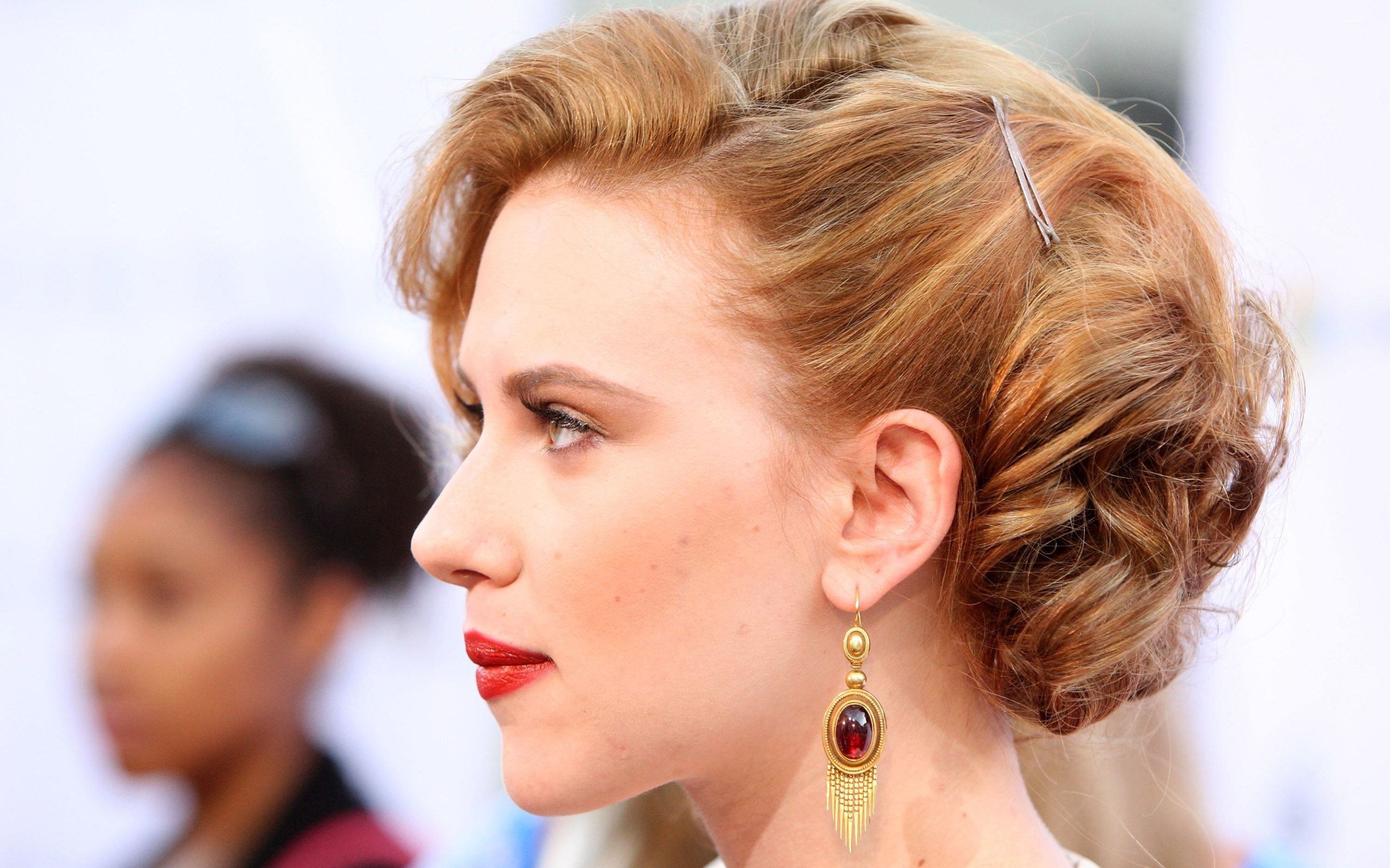 Earrings, Scarlett Johansson, Golden earrings, Celebrity fashion, 2880x1800 HD Desktop