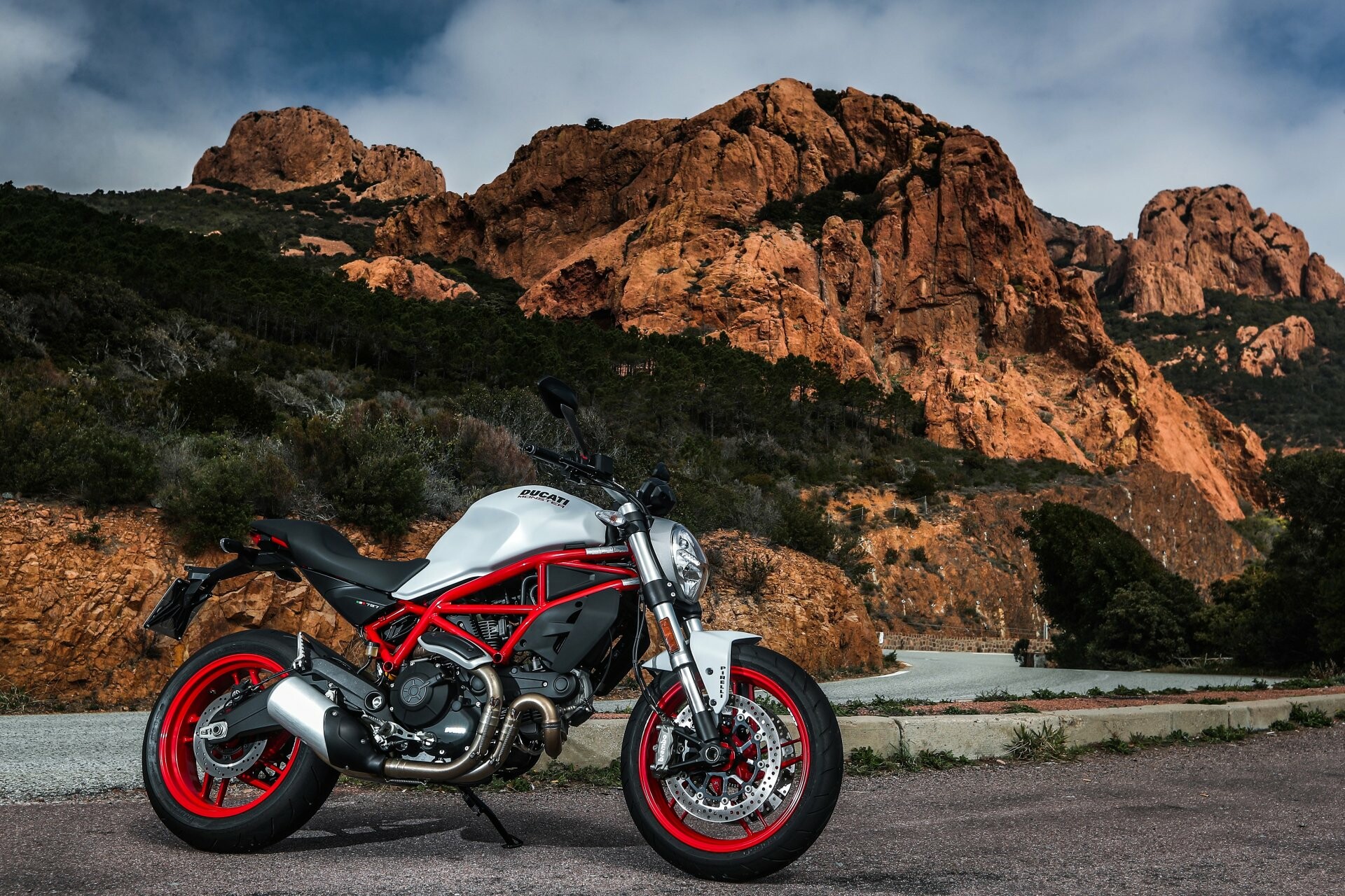 Ducati: The Monster 696 was announced in November 2007. 1920x1280 HD Wallpaper.