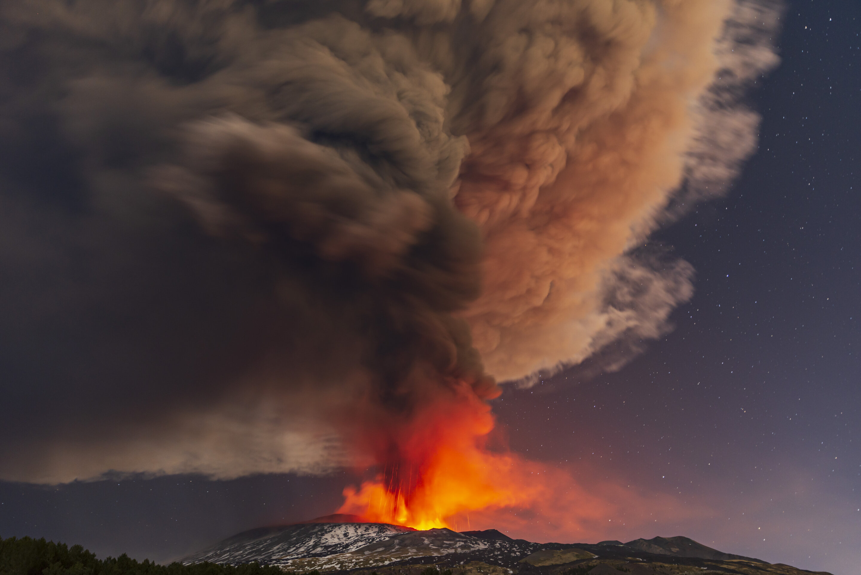 Mount Etna, Volcanic lightning, Electrifying display, Nature's power, 2880x1930 HD Desktop