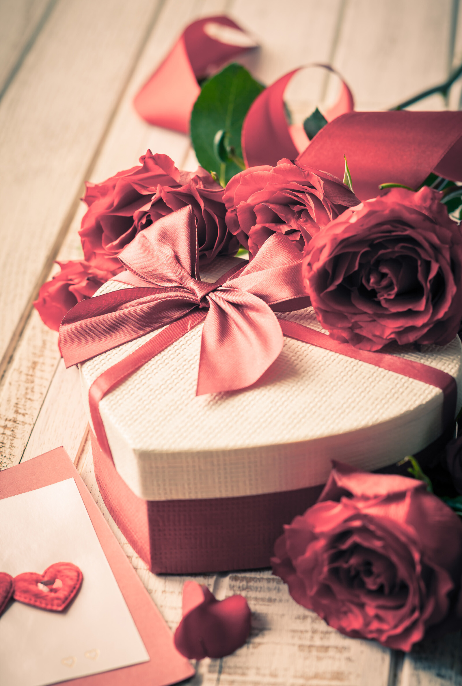 Roses, Heart-shaped gift box, World wallpapers, 1600x2380 HD Phone