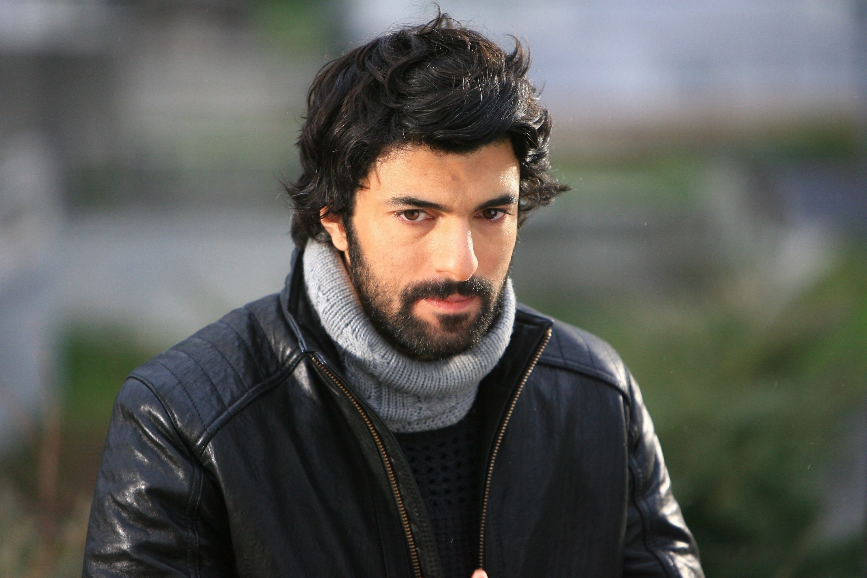 Engin Akyurek: Played the role of Mustafa Bulut in TV series Bir Bulut Olsam. 3000x2000 HD Background.