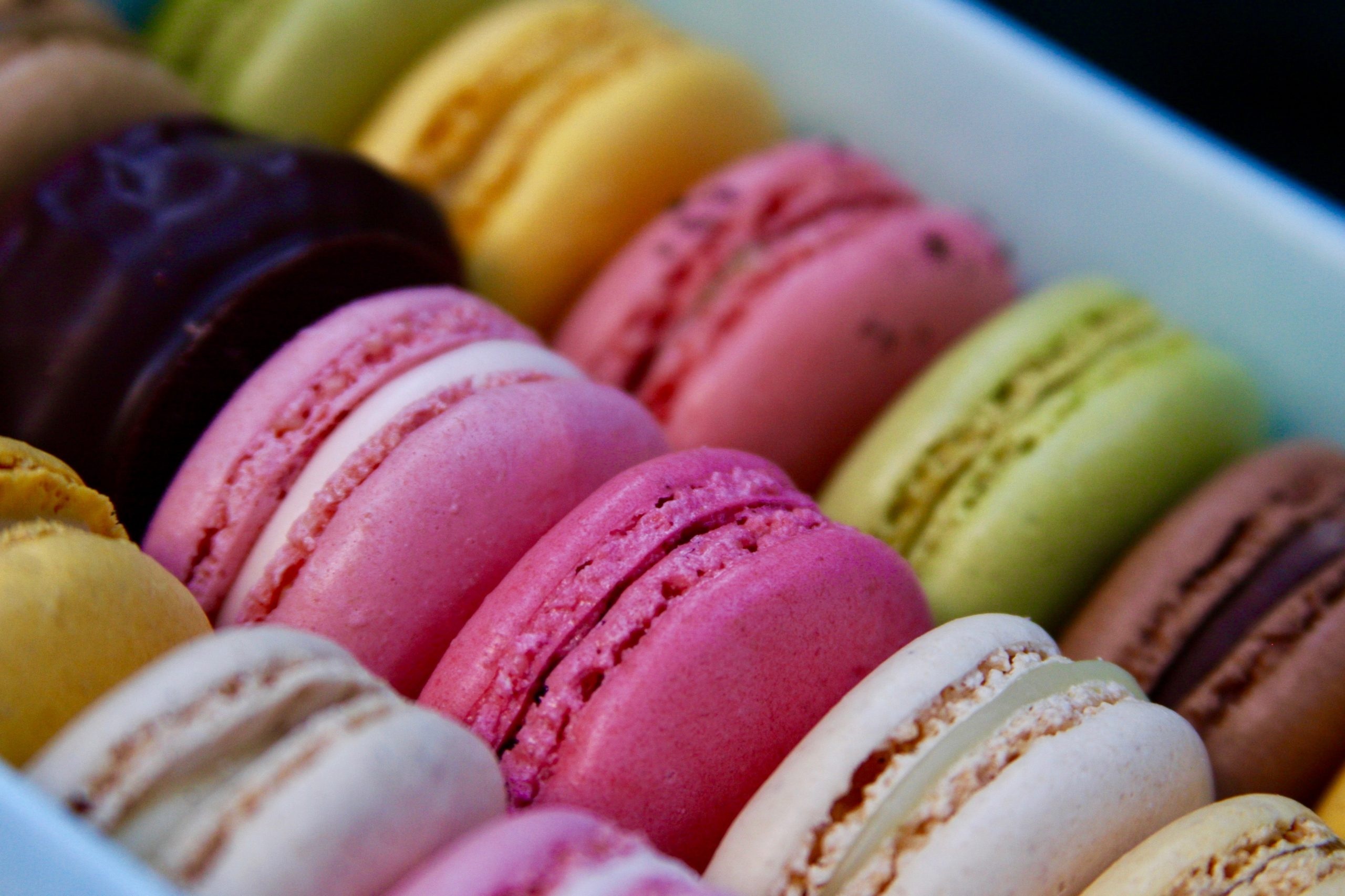 Macaron: Parisian dessert, come in an array of flavors, from raspberry to pistachio to chocolate to foie grass. 2560x1710 HD Wallpaper.