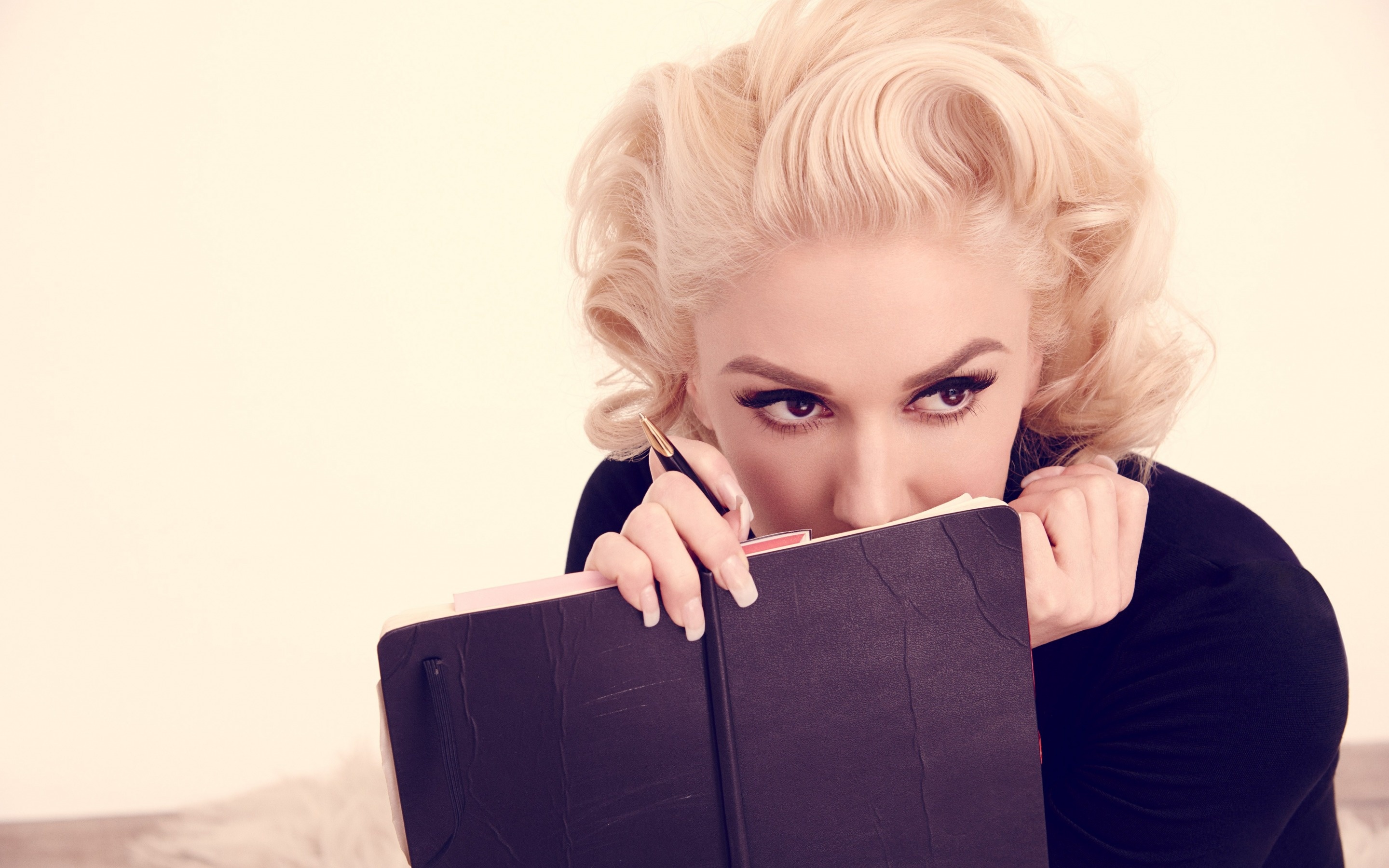 Gwen Stefani, American singer, Stunning photoshoot, Blonde beauty, 2880x1800 HD Desktop