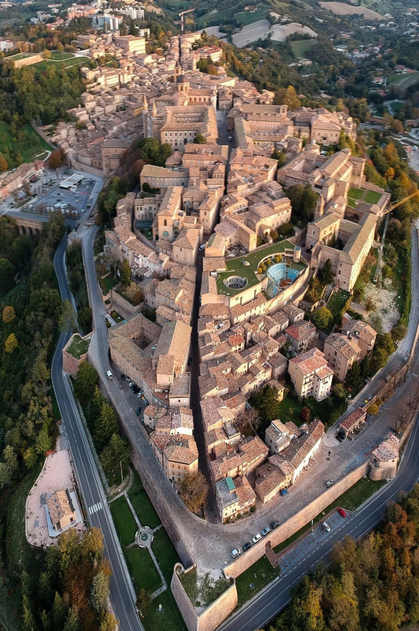 Urbino city, Italy, 1370x2050 HD Handy