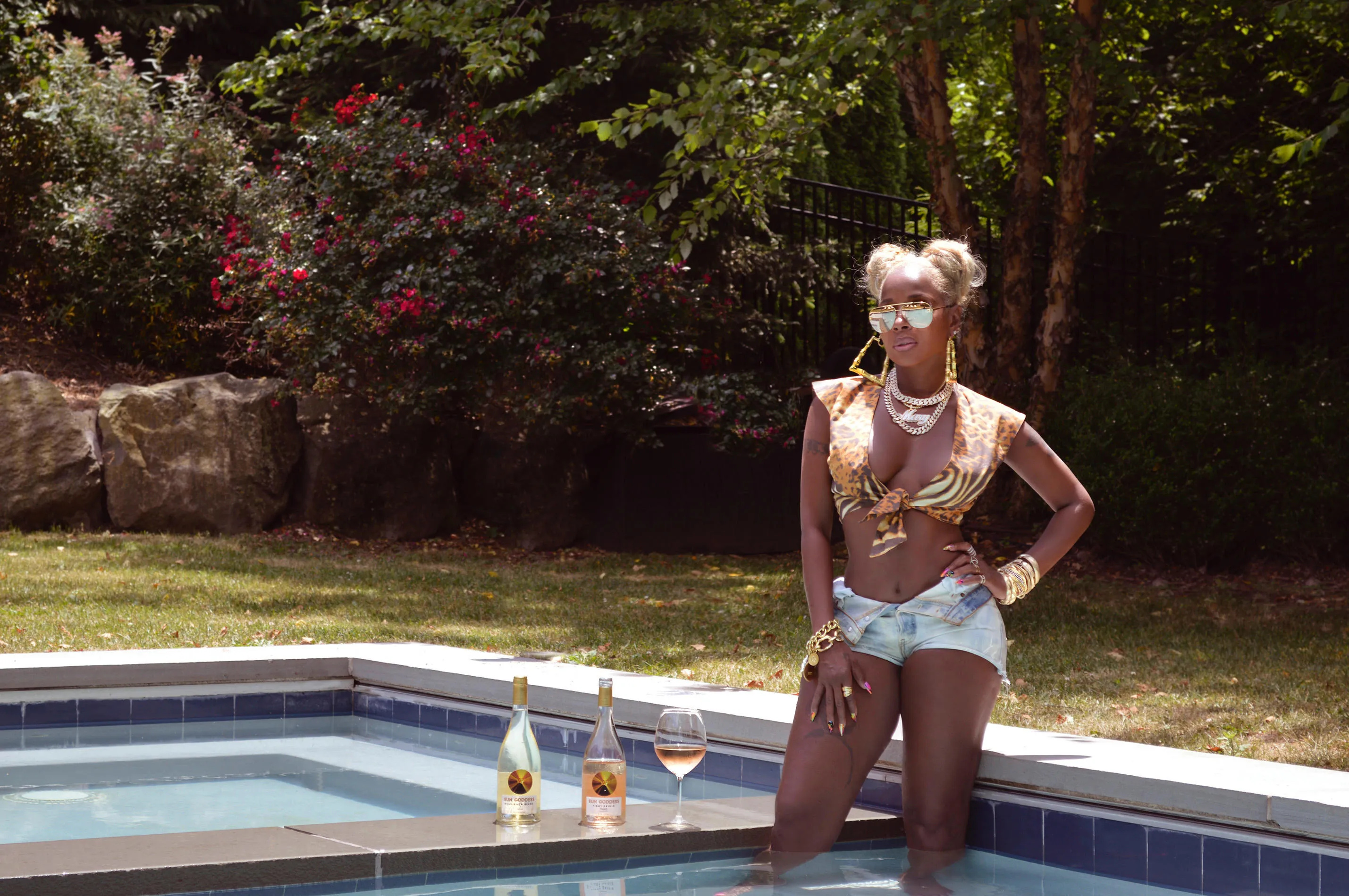 Mary J. Blige: An American singer, songwriter, and actress. 2860x1900 HD Wallpaper.
