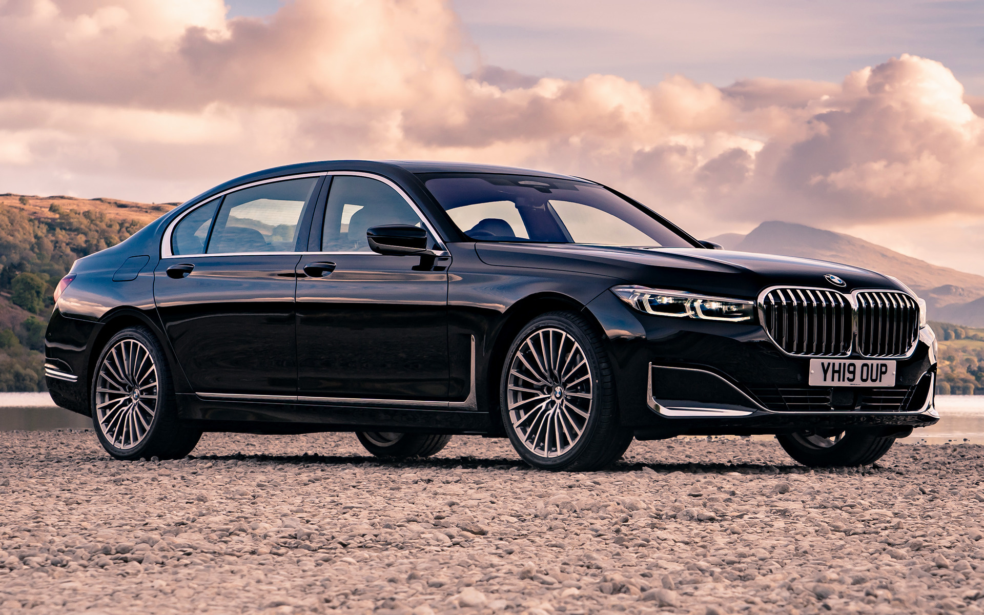 2019 BMW 7 Series LWB UK, Unrivaled comfort, Exquisite luxury, Captivating beauty, 1920x1200 HD Desktop
