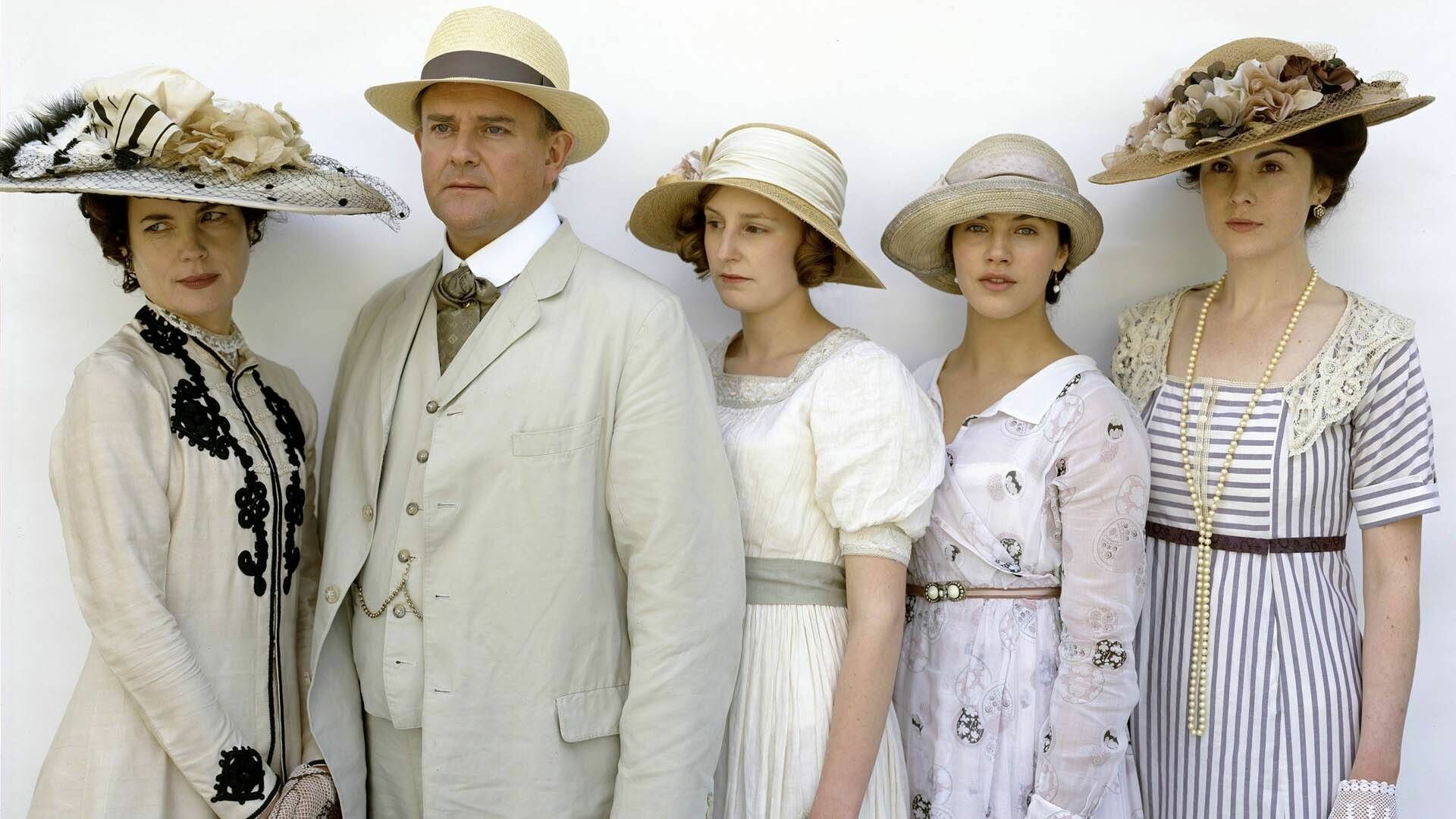 Downton Abbey: The Crawley Family, headed by the 7th Earl of Grantham and his wife Cora. 1920x1080 Full HD Background.