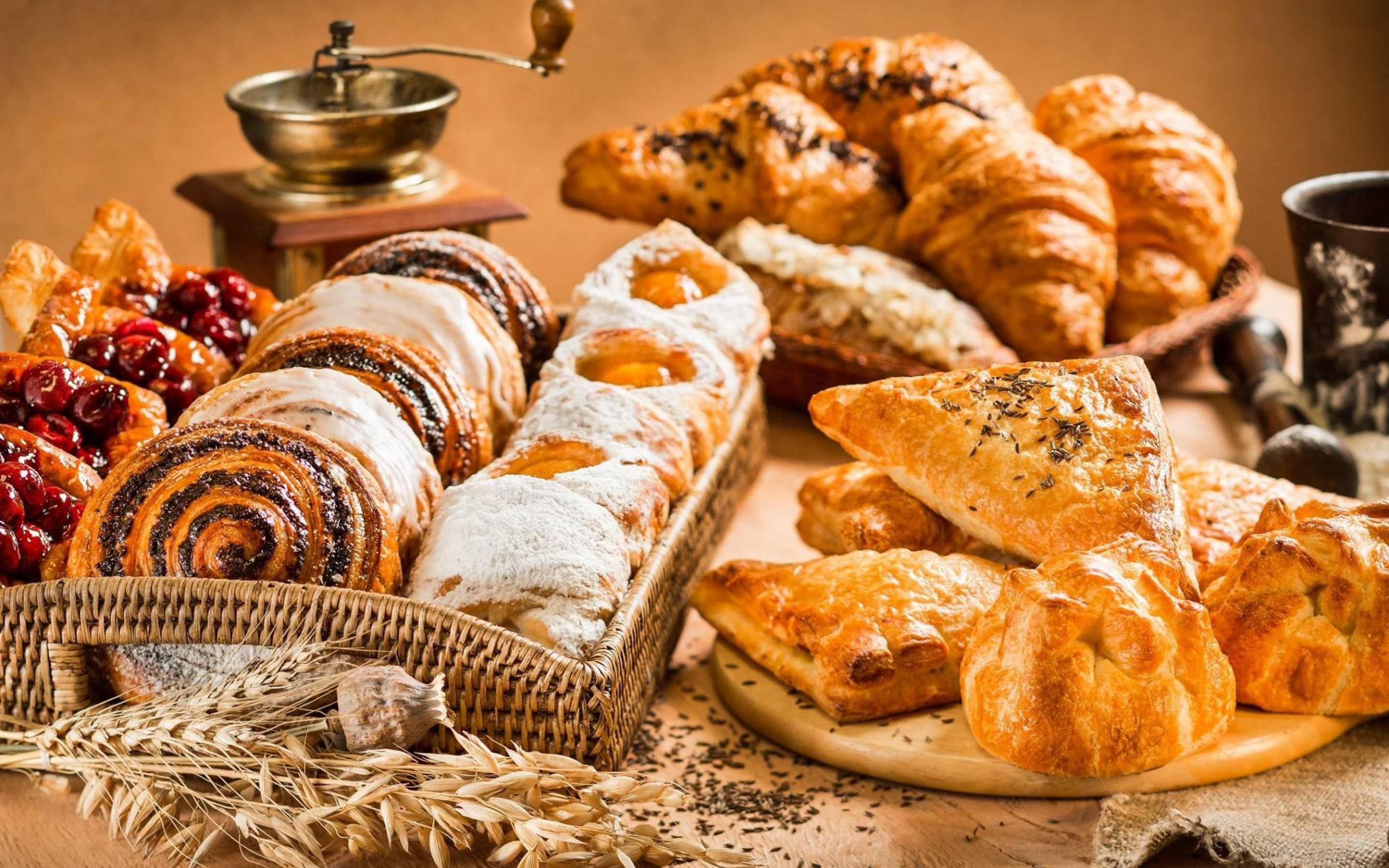 Pastry: Croissant, Breakfast, Viennoiserie, Cinnamon rolls. 2880x1800 HD Wallpaper.