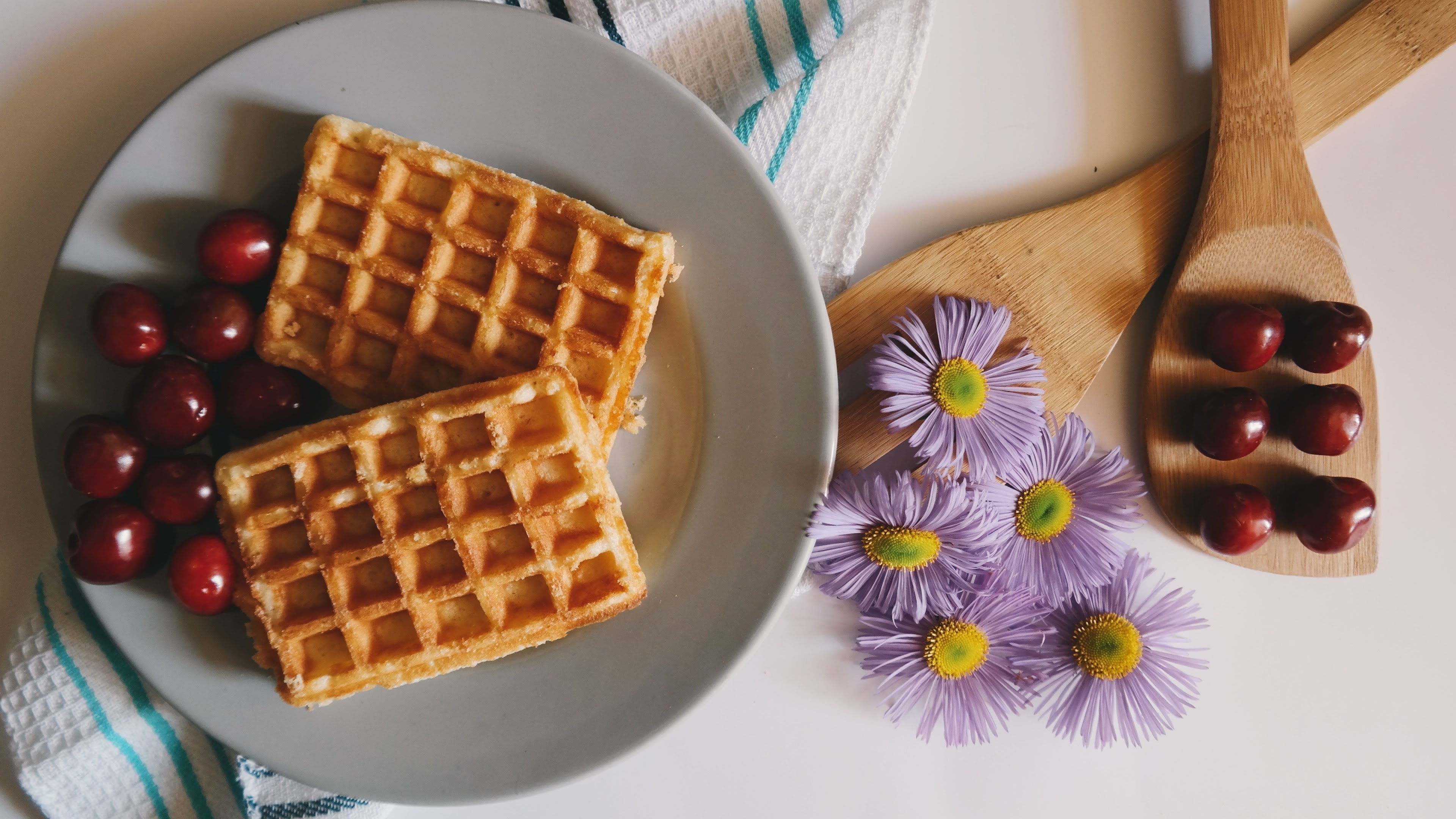 Waffle: Brussels waffles, prepared with an egg-white-leavened or yeast-leavened batter. 3840x2160 4K Wallpaper.